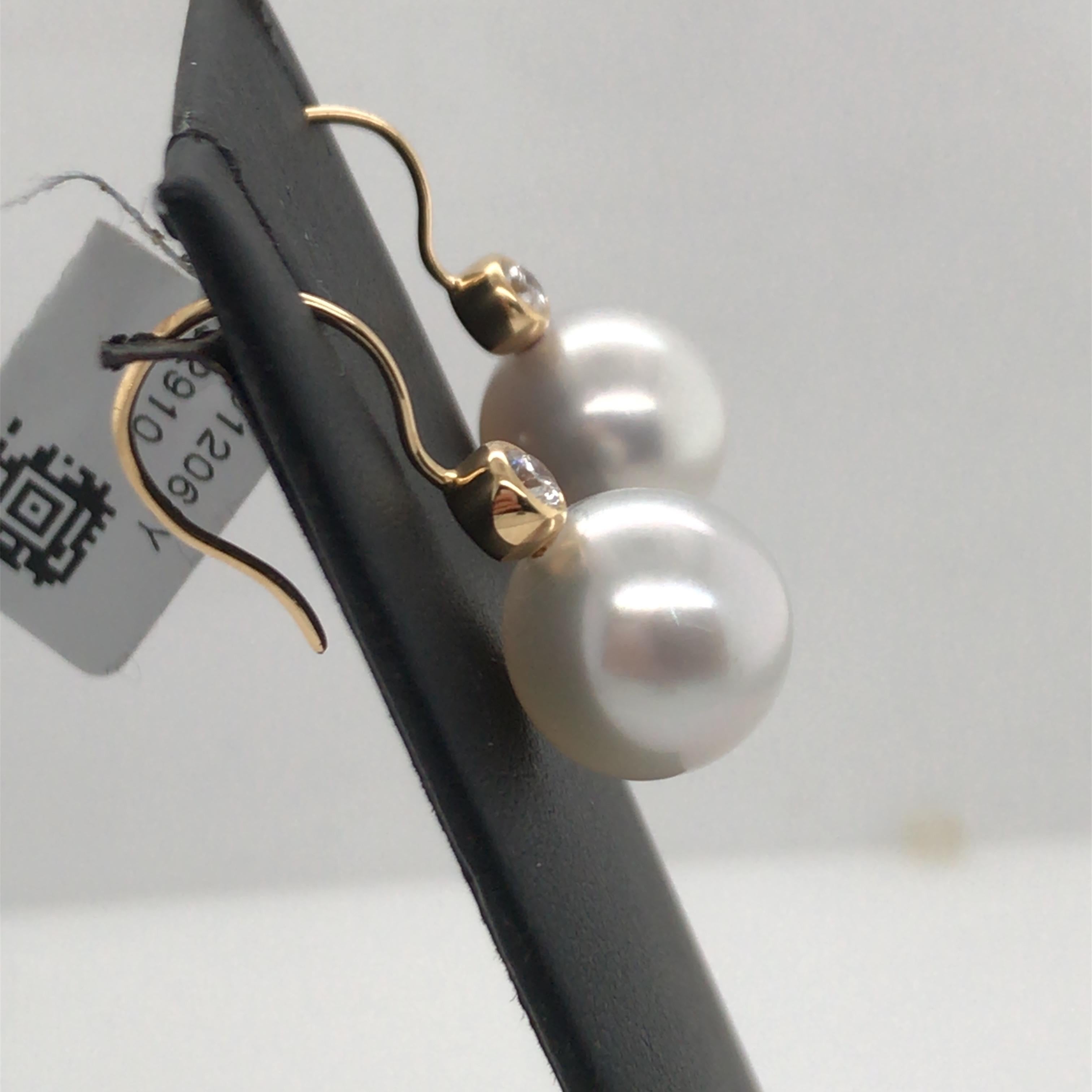 South Sea Pearl Diamond Drop Earrings 0.20 Carat 18 Karat Yellow Gold In New Condition For Sale In New York, NY