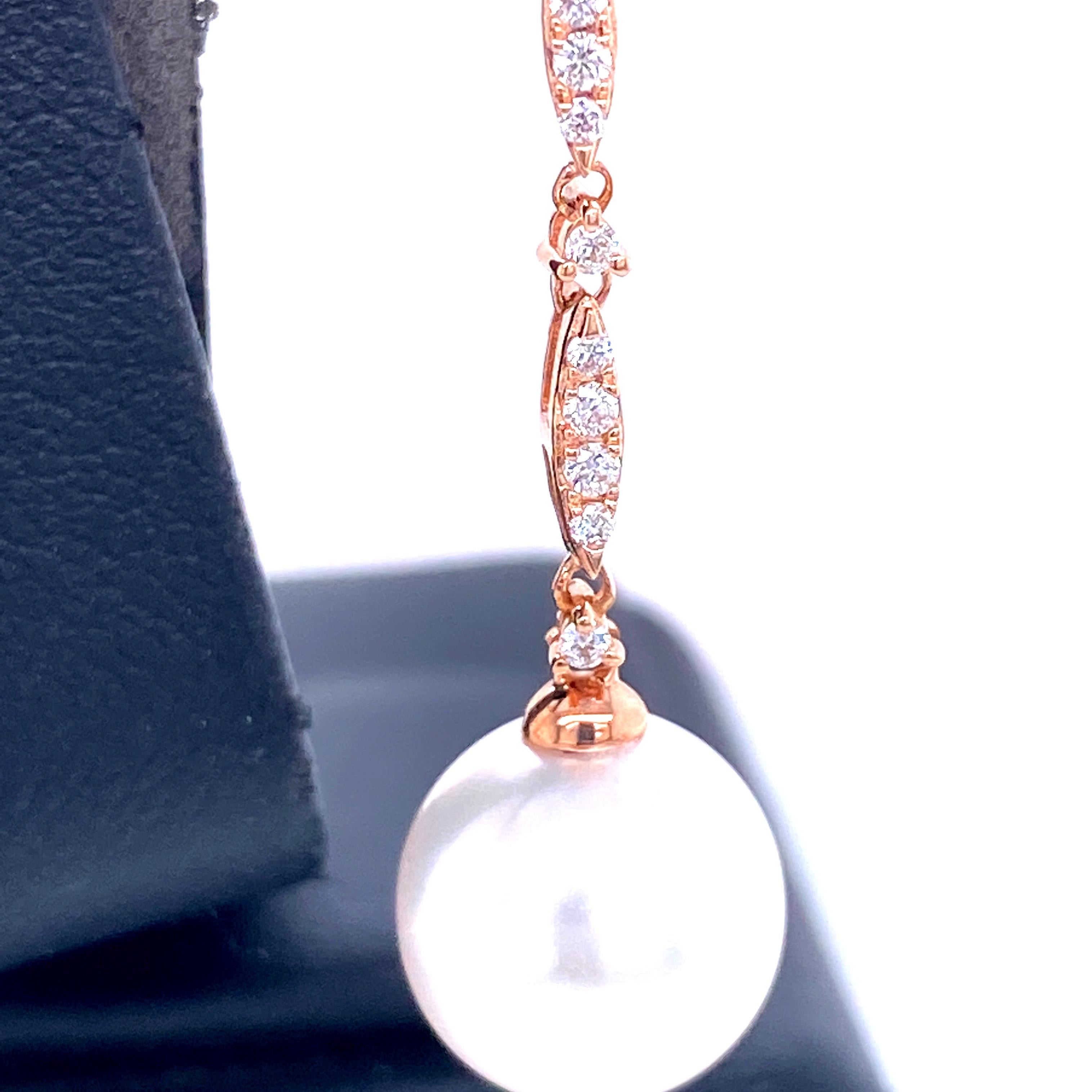 Boucles d'oreilles pendantes en or rose 18 carats avec perles des mers du Sud et diamants de 0,42 carat en vente 1