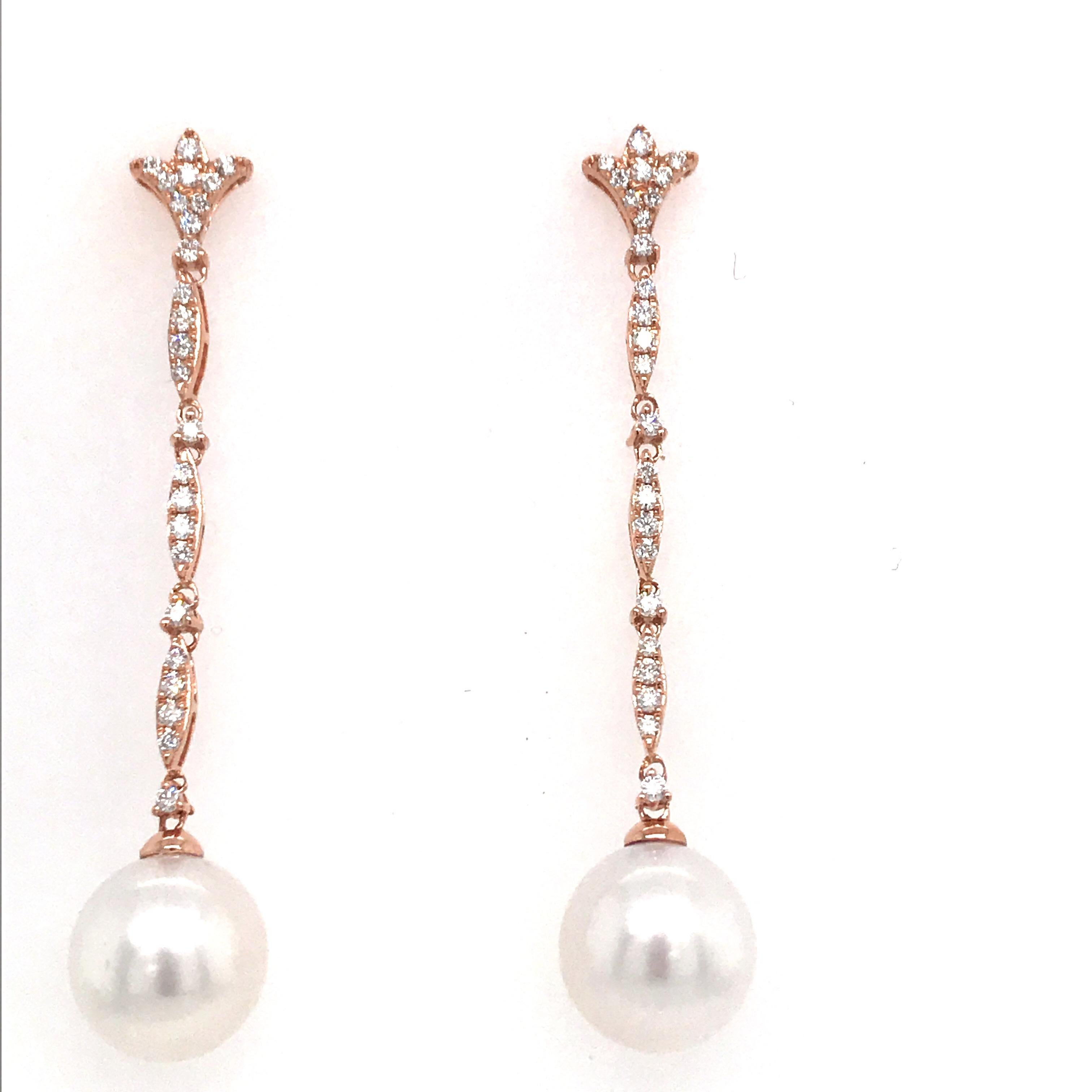 Contemporain Boucles d'oreilles pendantes en or rose 18 carats avec perles des mers du Sud et diamants de 0,42 carat en vente
