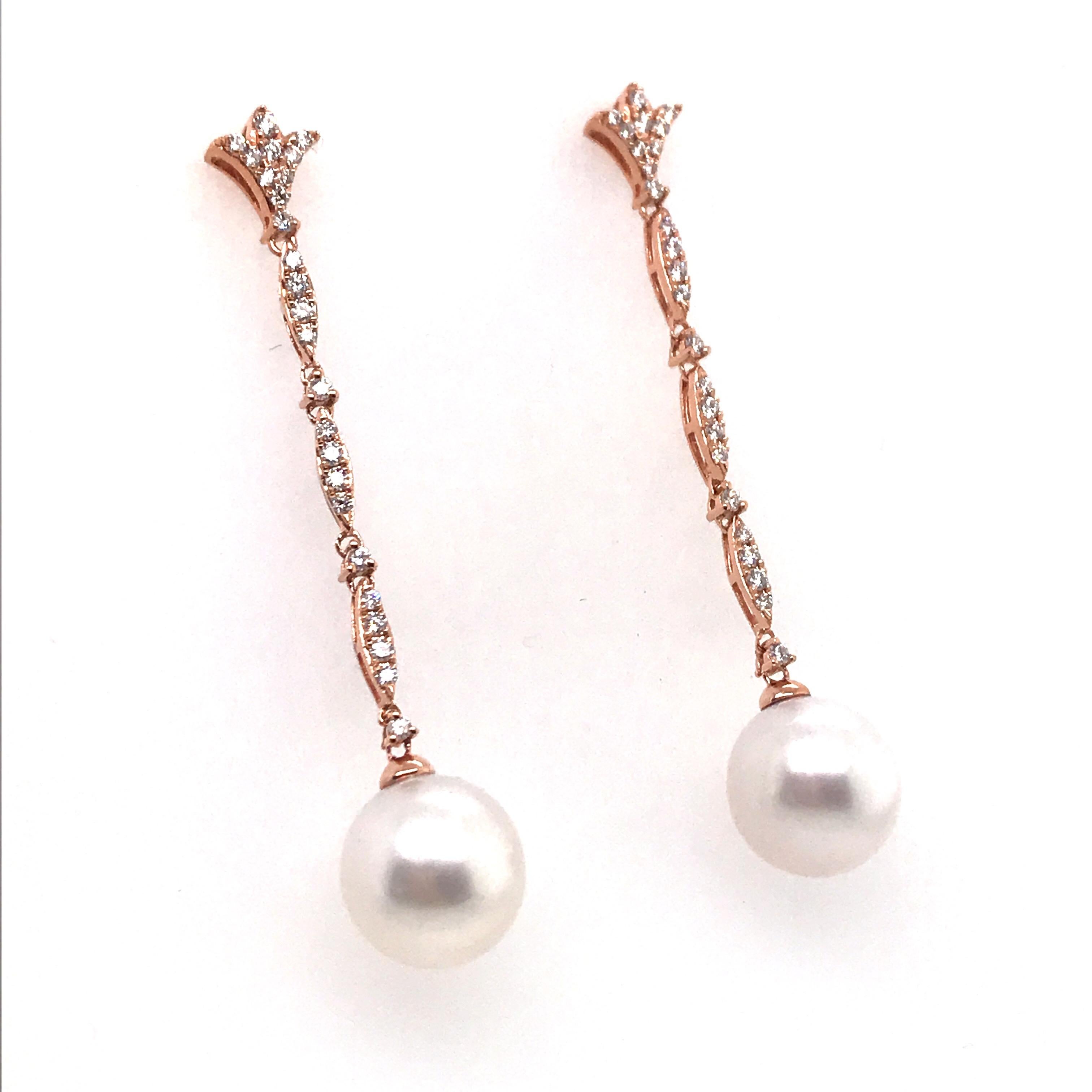 Taille ronde Boucles d'oreilles pendantes en or rose 18 carats avec perles des mers du Sud et diamants de 0,42 carat en vente