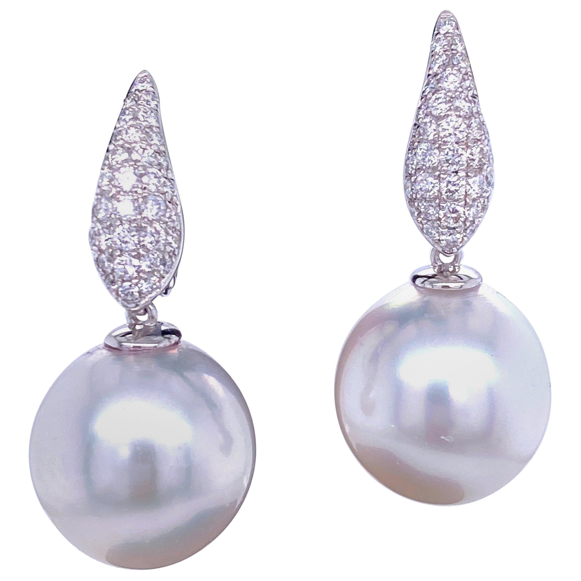 Boucles d'oreilles pendantes en or blanc 18 carats avec perles des mers du Sud et diamants de 0,45 carat