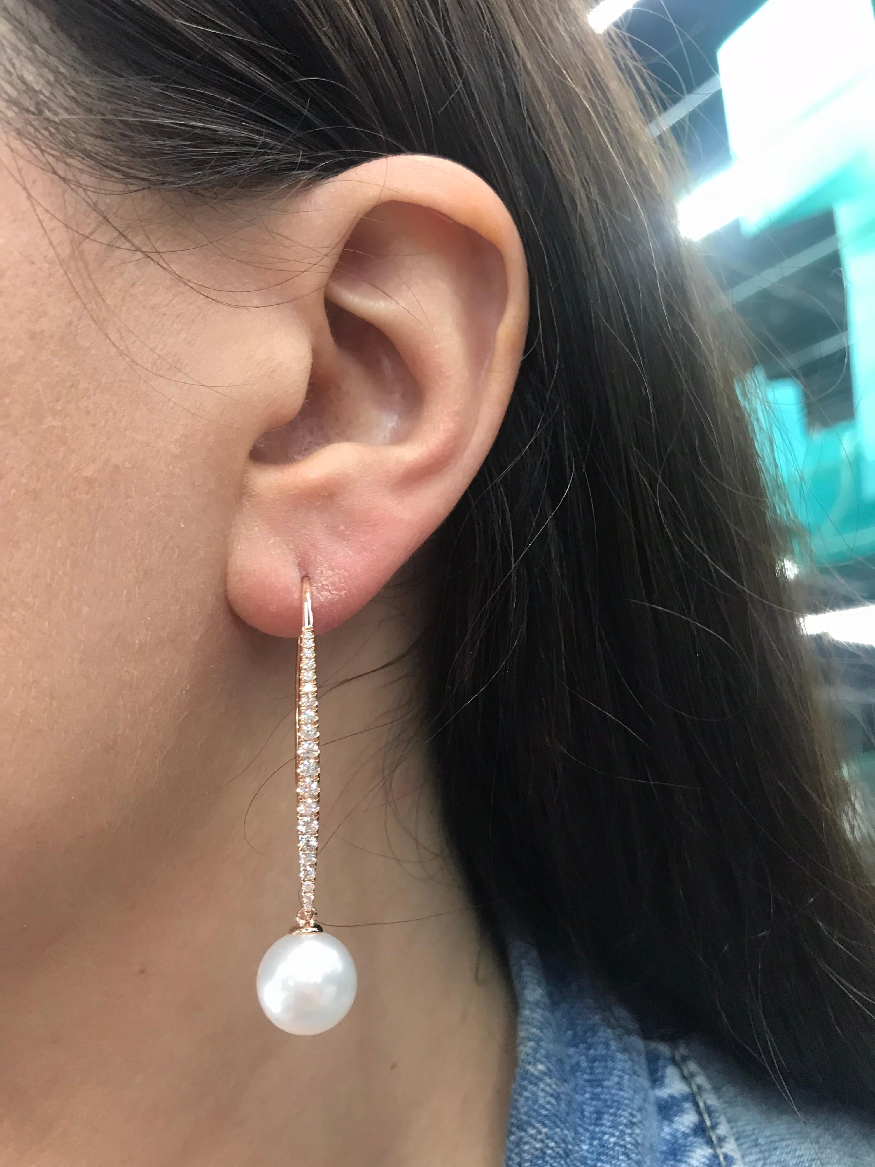 Fashionable 18k rose gold drop earrings featuring two South Sea pearls, 10-11 mm and round brilliants weighing 0.57 carats.
Color G-H
Clarity SI
Available in yellow & white gold.