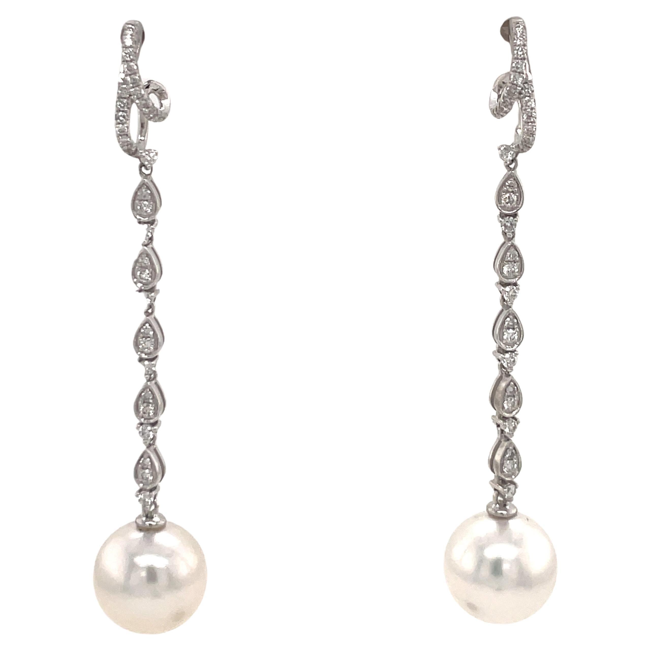 Pendants d'oreilles en or blanc 18 carats avec perles des mers du Sud et diamants 0,58 carat