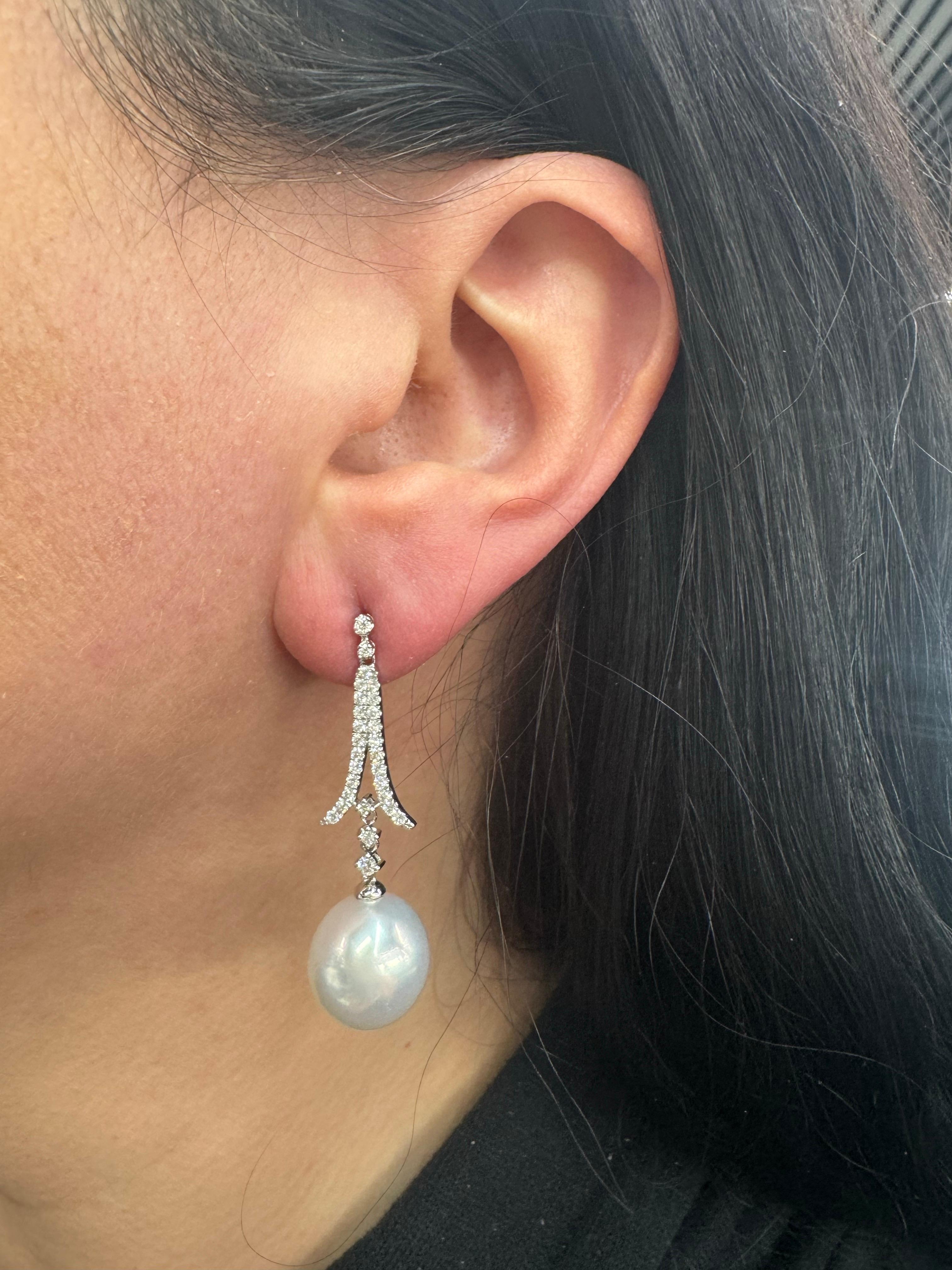 Pendientes de oro blanco de 18 quilates con 56 brillantes redondos de 0,60 quilates y dos perlas del Mar del Sur de 12-13 mm. 

Disponible en oro amarillo