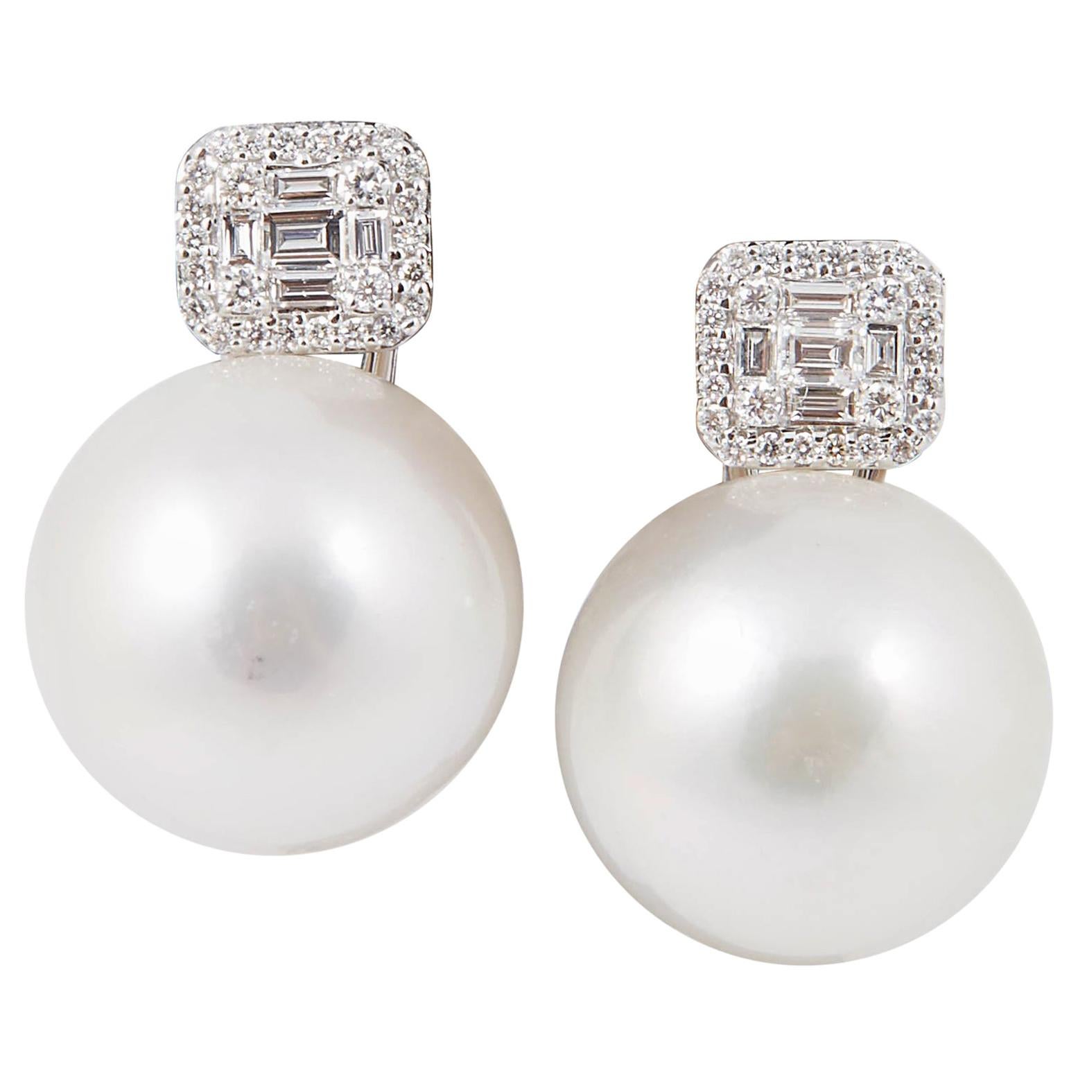 Boucles d'oreilles en goutte en or blanc 18 carats avec perles des mers du Sud et diamants de 0,60 carat en vente