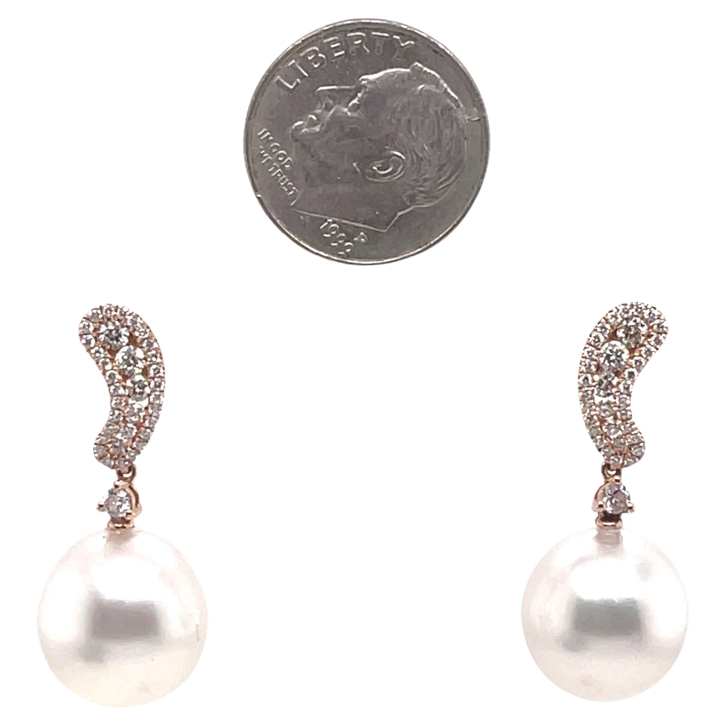 Taille ronde Boucles d'oreilles pendantes en or rose 18 carats avec perles des mers du Sud et diamants de 0,60 carat 12-13 mm en vente