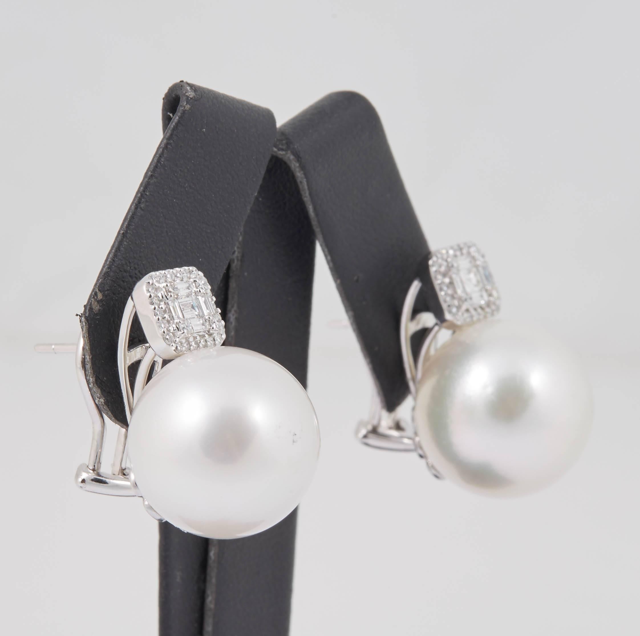 Contemporain Boucles d'oreilles en goutte en or blanc 18 carats avec perles des mers du Sud et diamants de 0,60 carat en vente