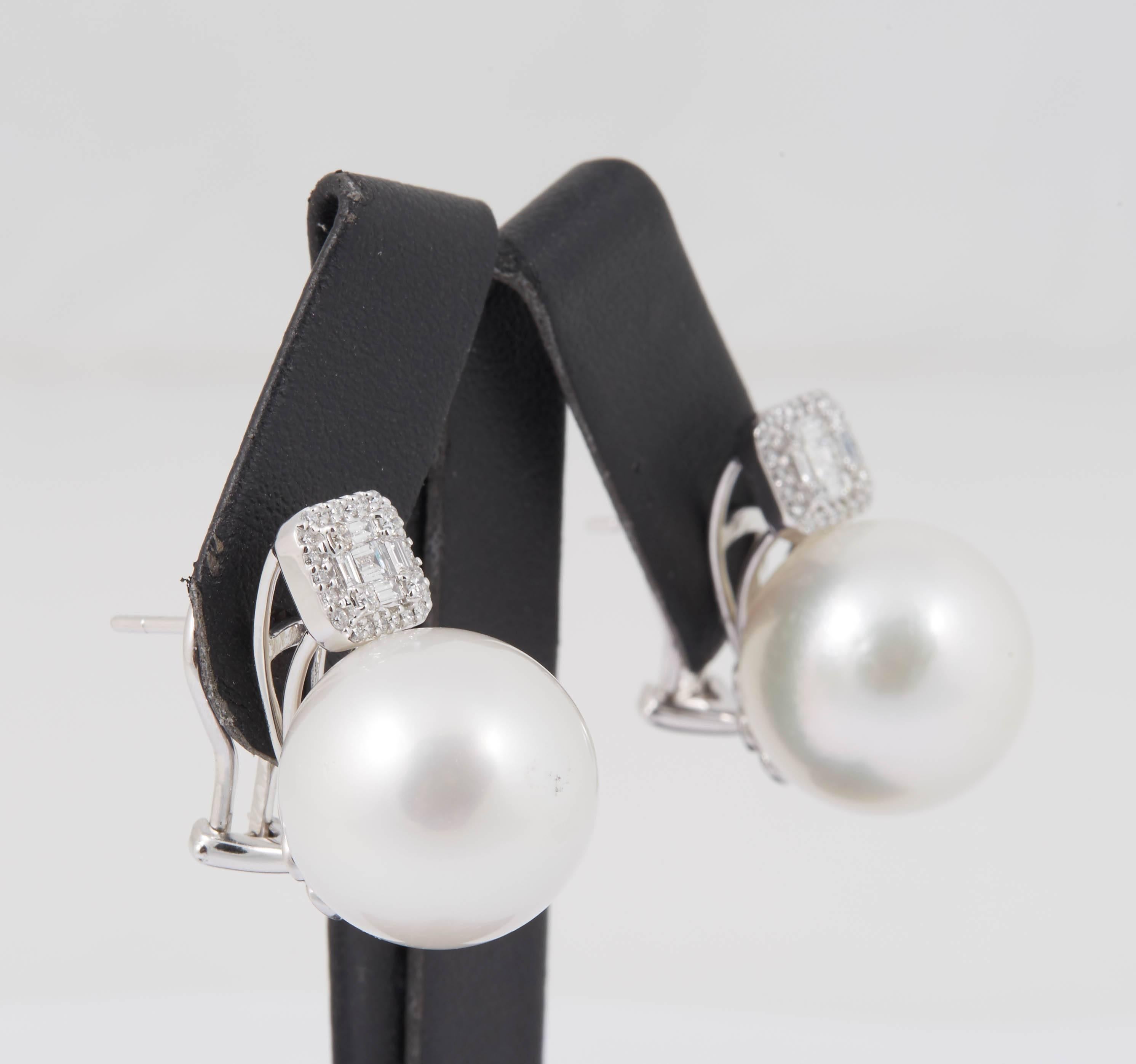 Taille ronde Boucles d'oreilles en goutte en or blanc 18 carats avec perles des mers du Sud et diamants de 0,60 carat en vente