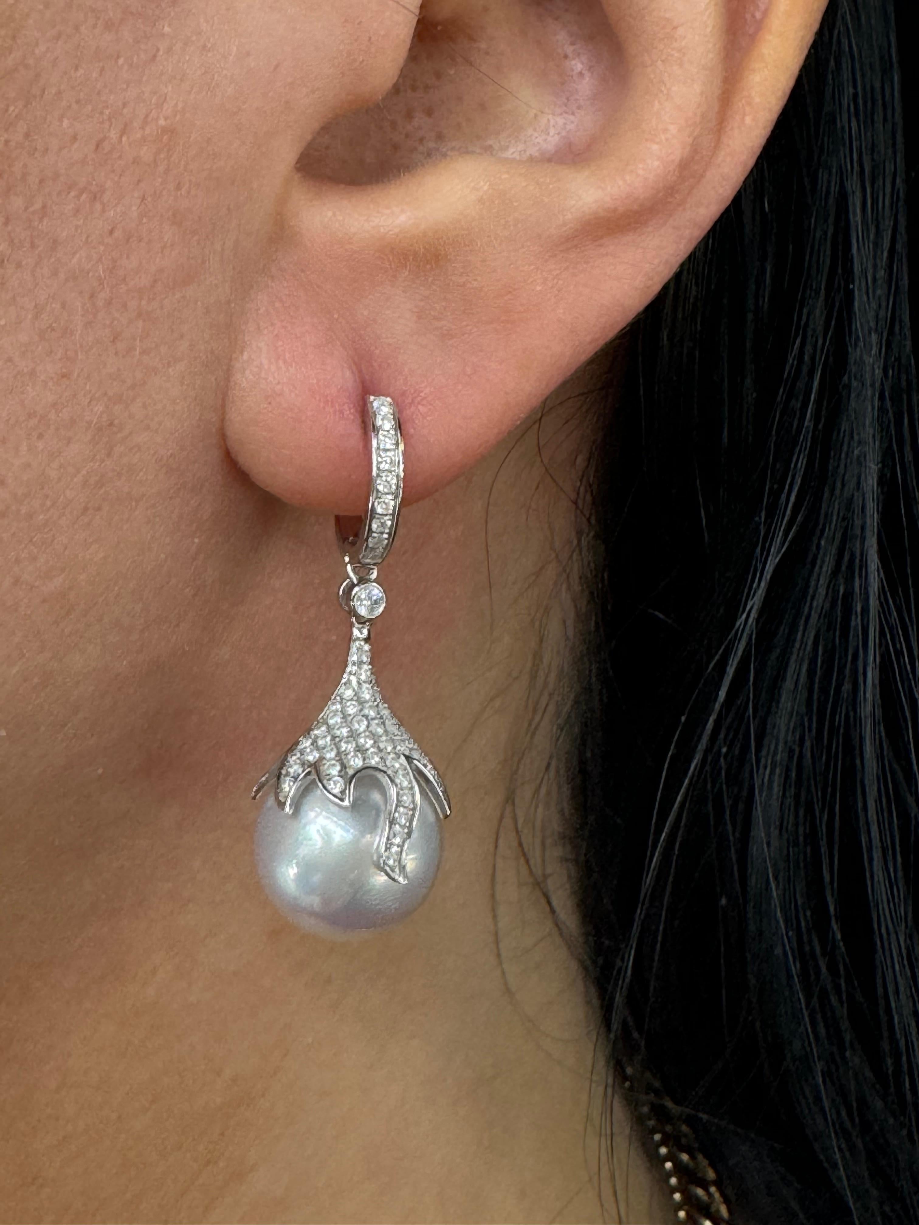 Boucles d'oreilles pendantes perle des mers du sud diamant 0.73 carats 12-13 MM or blanc 18K  en vente 2