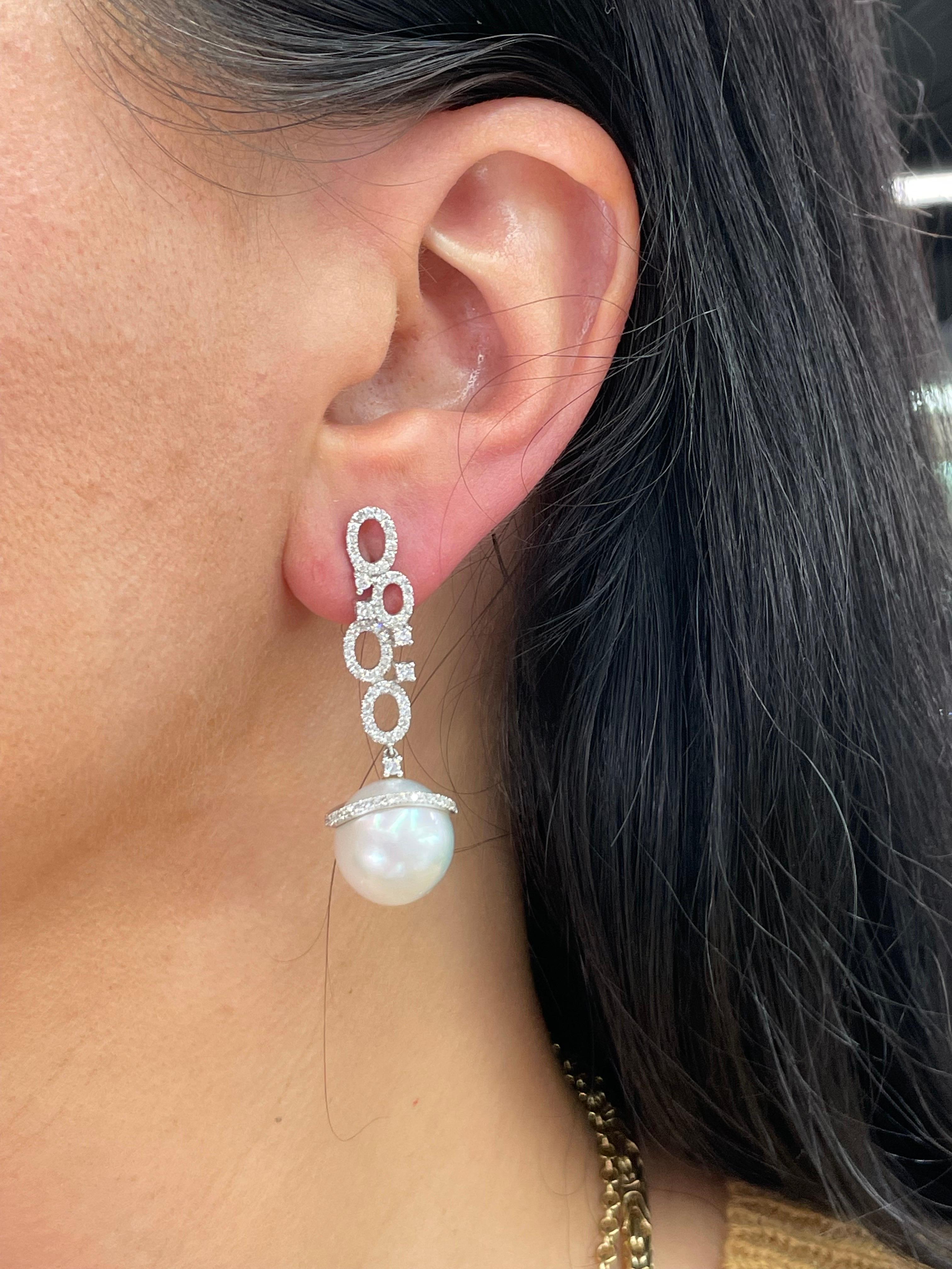 18 Karat White Gold drop earrings featuring 144 round brilliants weighing 0.97 carats with two South Sea Pearls measuring 12-13 MM.
Color- G-H
Clarity SI

Can customize in Pink Freshwater, Golden South Sea, & Tahitian Pearl
DM for pricing & more