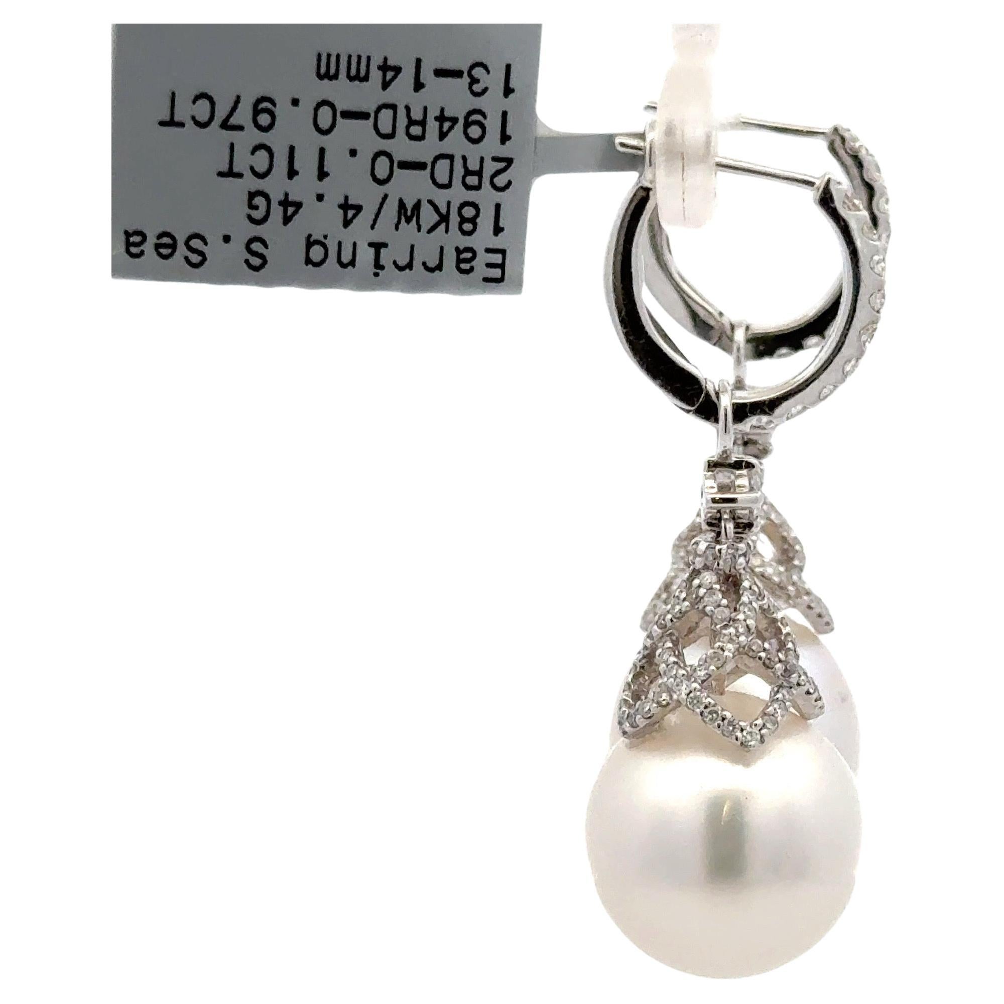Orecchini a goccia in oro bianco 18 carati con 194 brillanti rotondi del peso di 0,97 carati e due perle dei mari del sud di 13-14 mm. I top possono essere trasformati in orecchini. 