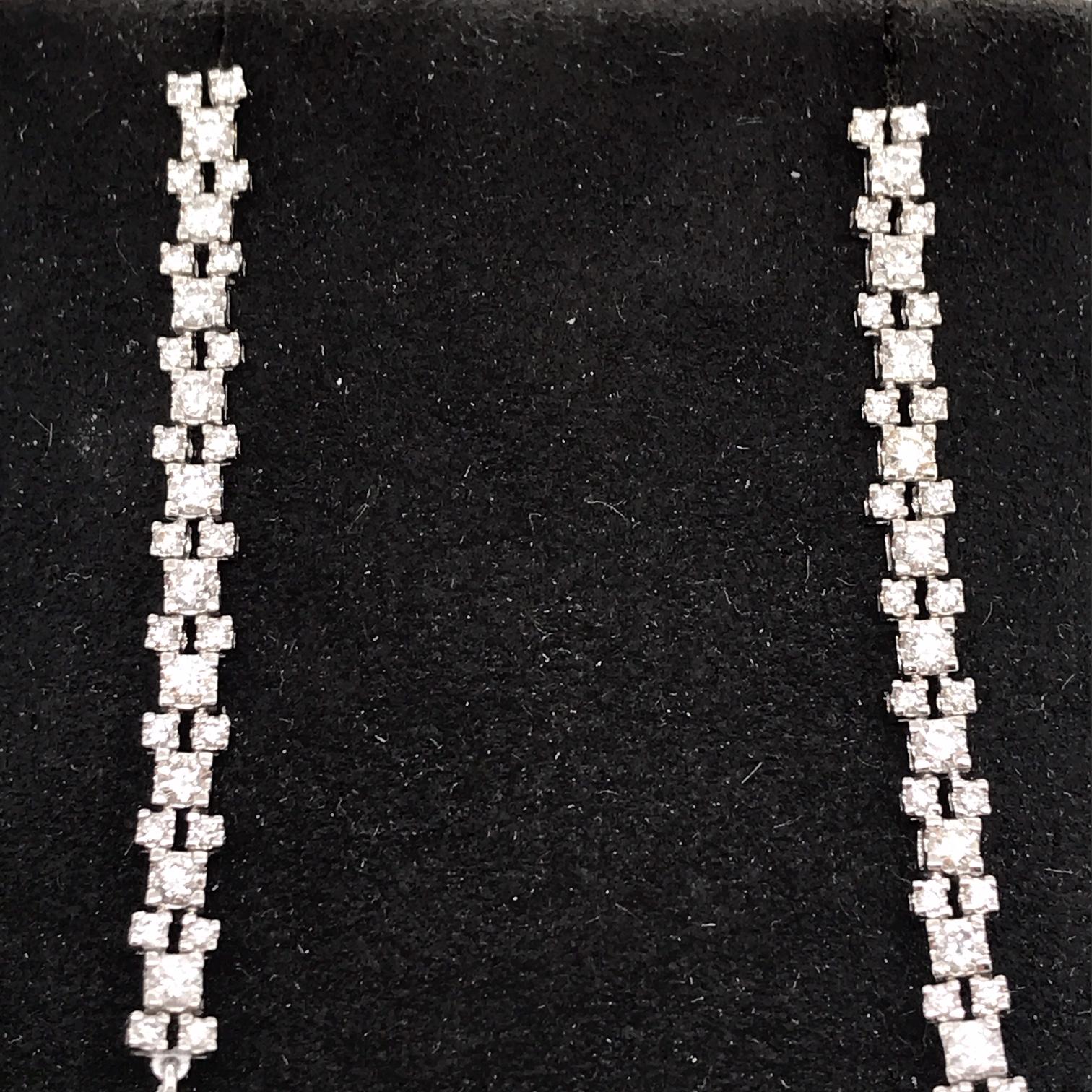 Orecchini a goccia in oro bianco 18K con due perle dei mari del sud di 12-13 mm e 64 brillanti rotondi di 1,08 carati.
Colore G-H
Chiarezza SI
