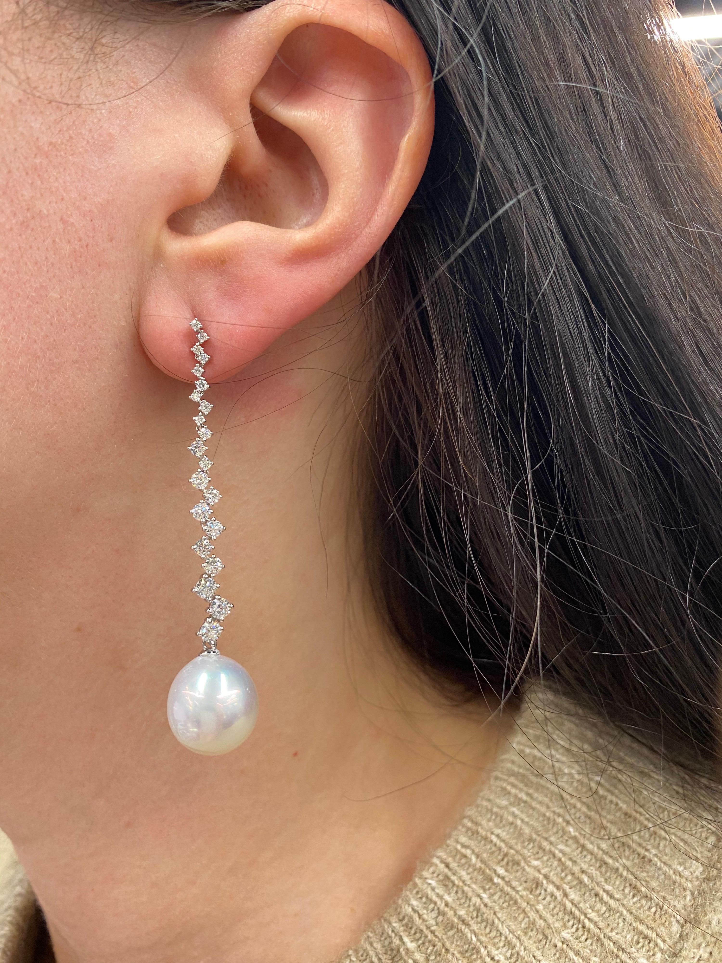 18K White gold drop earrings featuring two South Sea Pearls measuring 12-13 mm with 42 round brilliants weighing 1.53 carats.
Color G-H
Clarity SI

Pearls can be changed to Tahitian, Golden or Pink.
Price subject to change. 