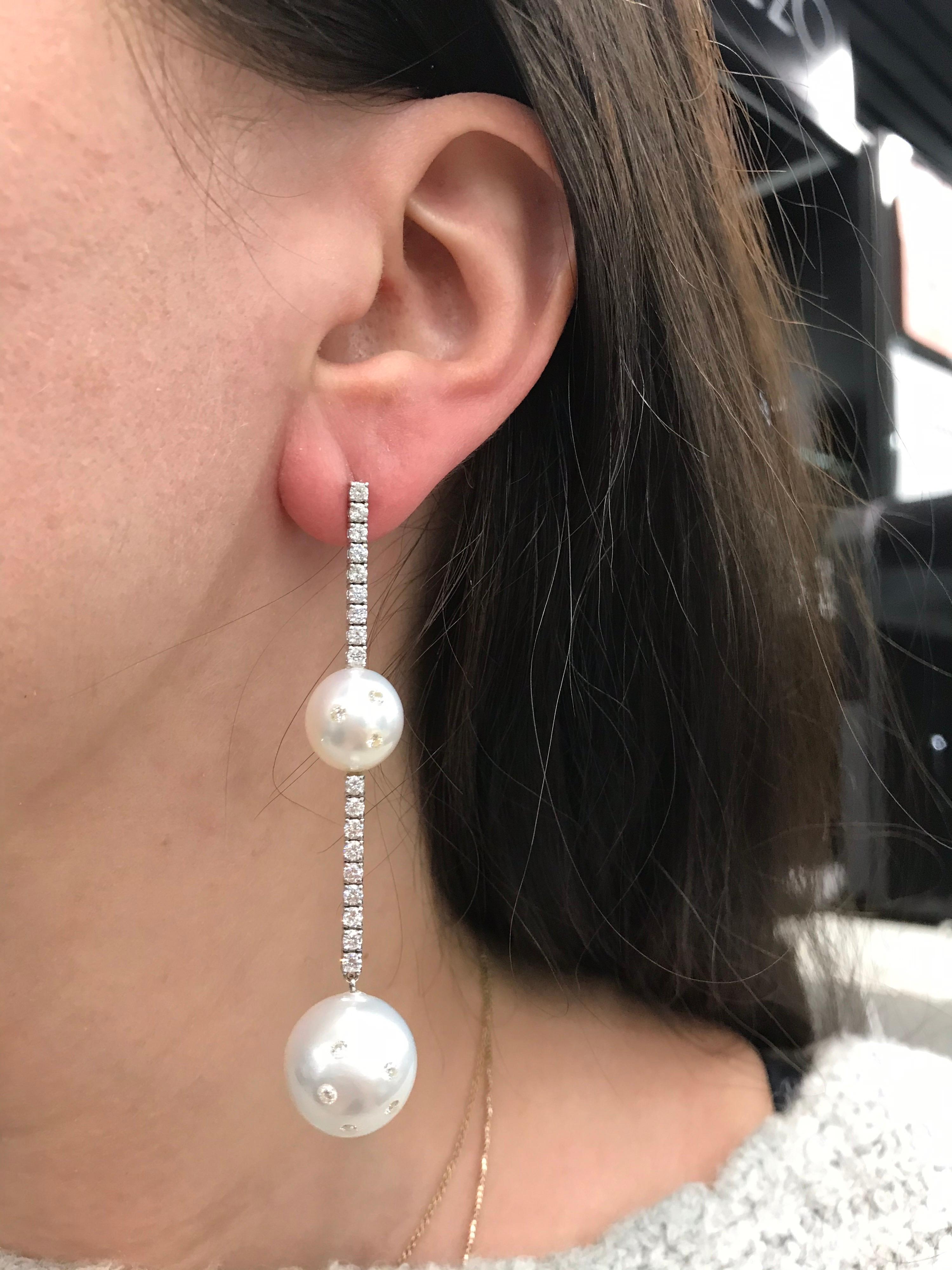 18K Rose Gold drop earrings featuring South Sea Pearls measuring 11-14 mm with 36 round brilliants weighing 1.81 carats.
Color G-H
Clarity SI