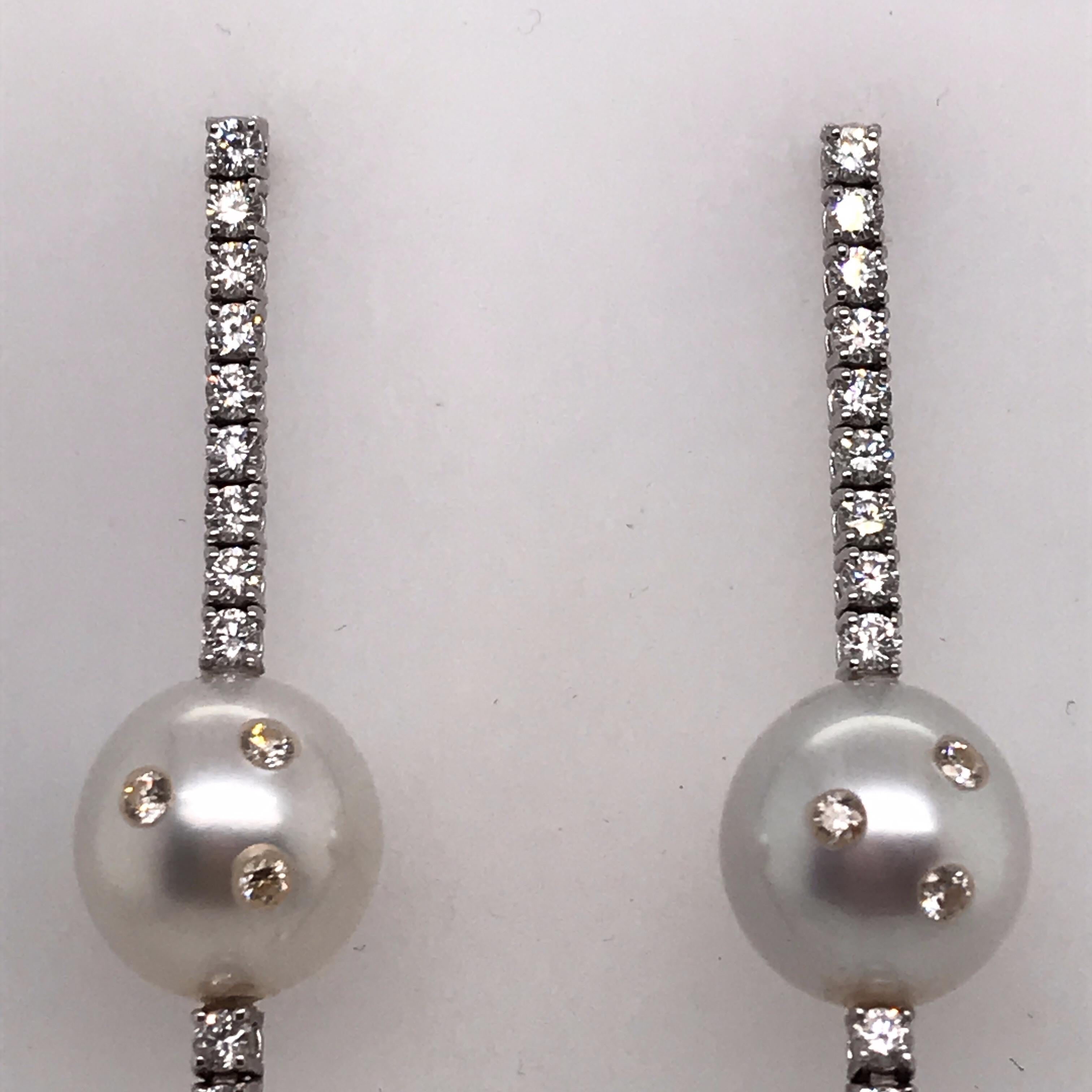 14K White gold drop earrings featuring four South Sea Pearls measuring 12-16 mm with 16 diamonds on the pearls and 38 round brilliants the weighing 2.30 carats.
Color G-H
Clarity SI
