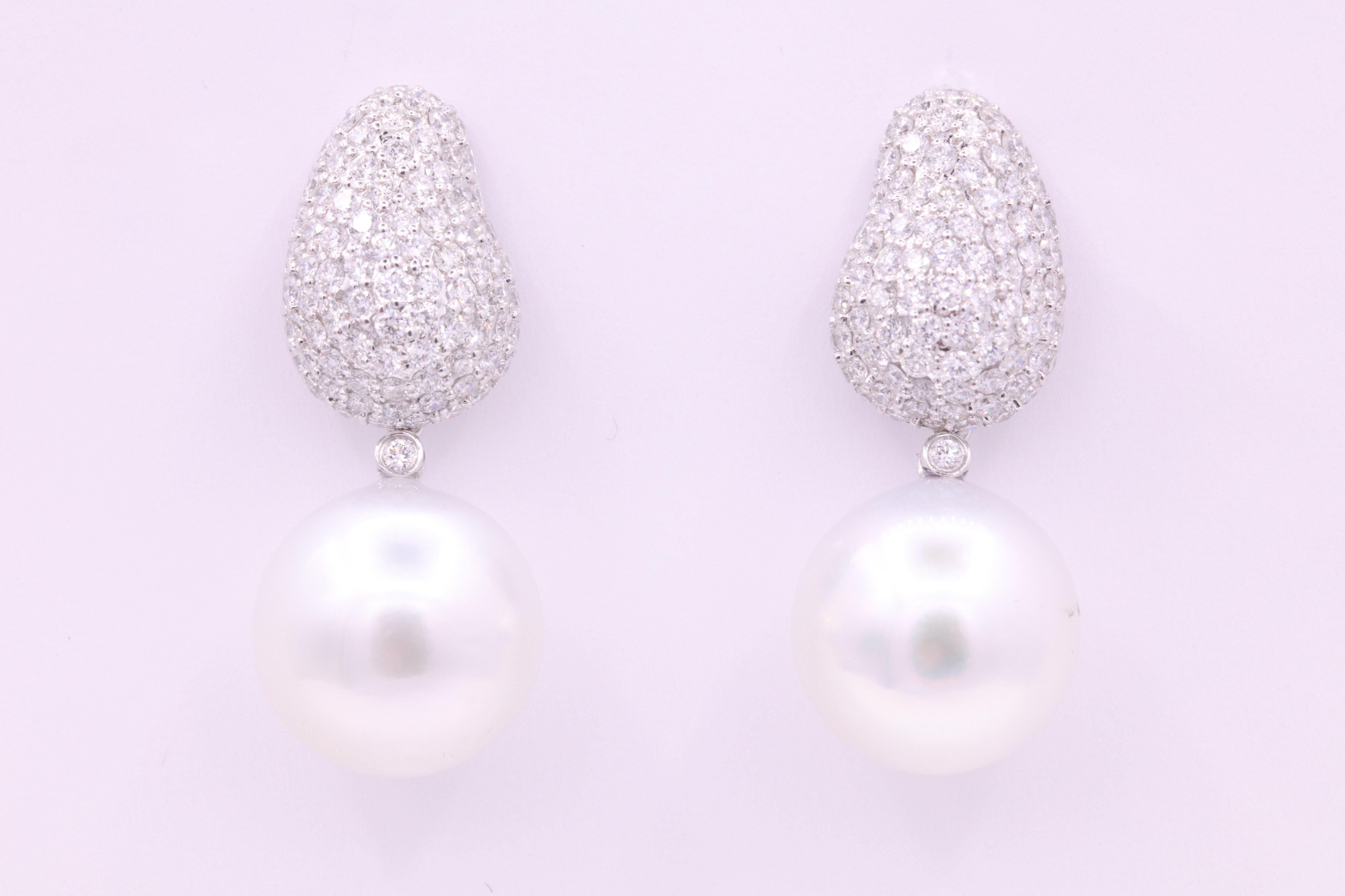 18K White gold earrings featuring two South Sea Pearls measuring 13-14 mm with a round brilliants weighing 2.50 carats. 