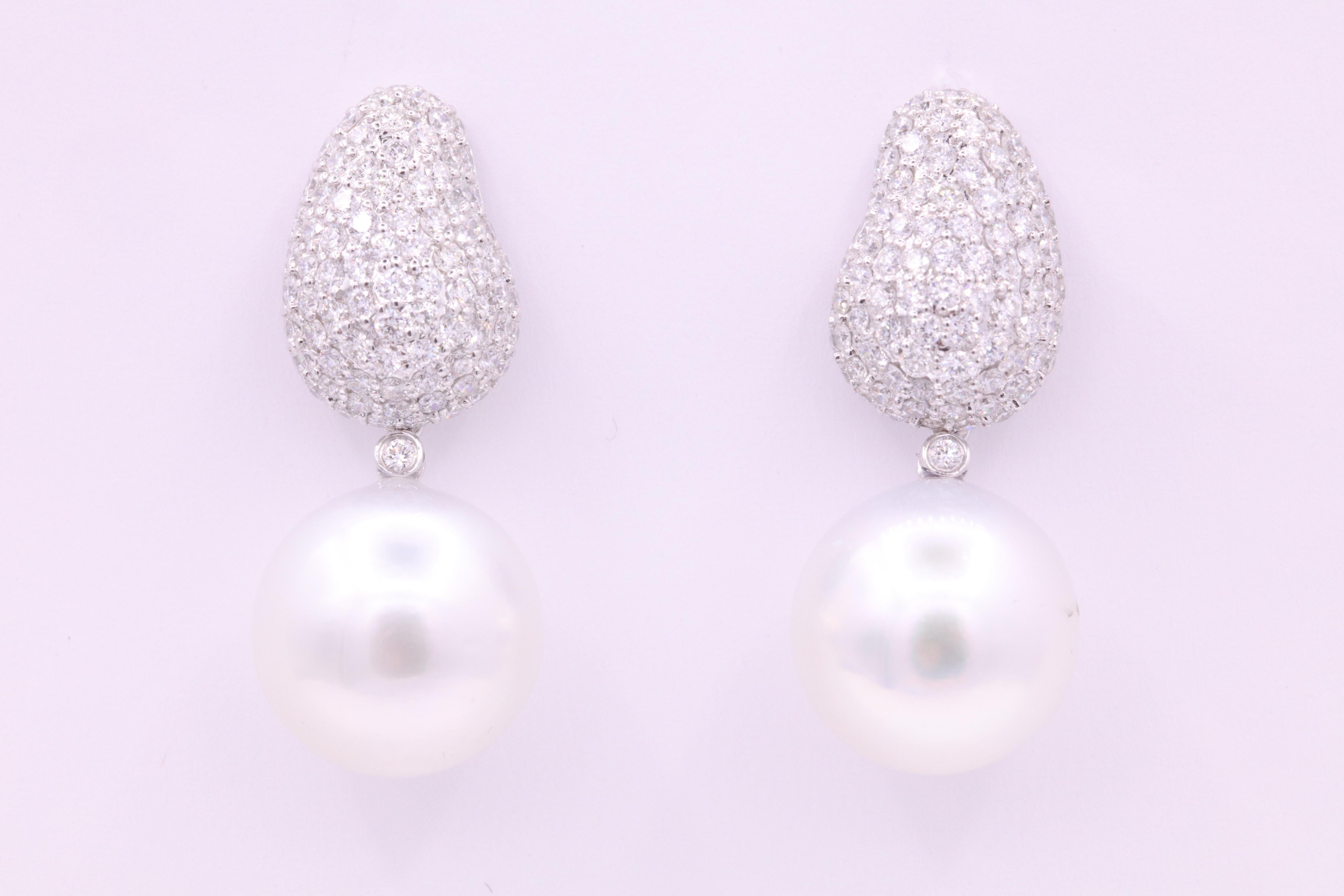 boucles d'oreilles en or blanc 18 carats présentant deux perles des mers du Sud mesurant 13-14 mm avec un brillant rond pesant 2.50 carats. 