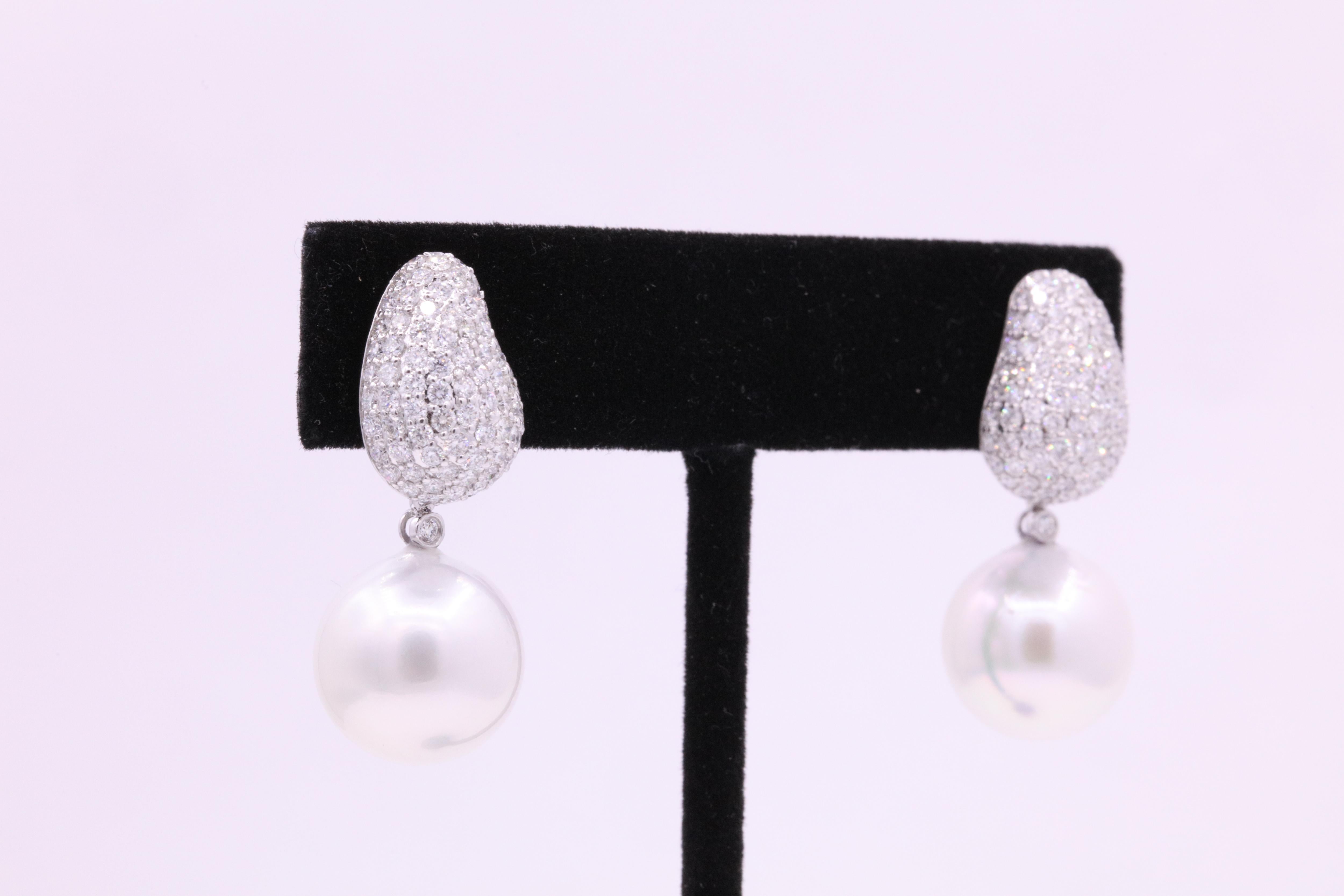 Boucles d'oreilles en goutte en or blanc 18 carats avec perles des mers du Sud et diamants de 2,50 carats Neuf - En vente à New York, NY