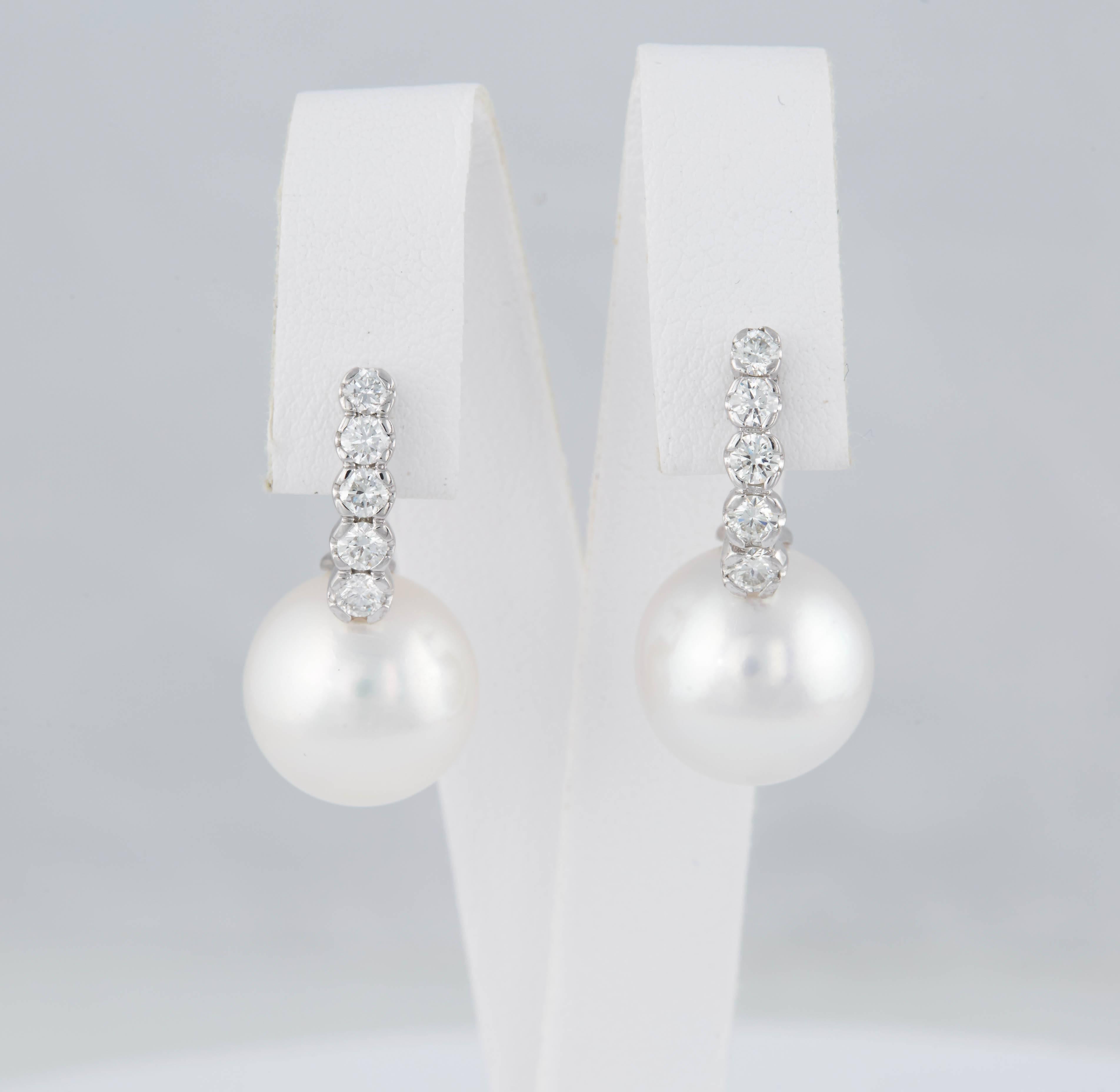 Contemporain Boucles d'oreilles pendantes en or avec perles des mers du Sud et diamants en vente