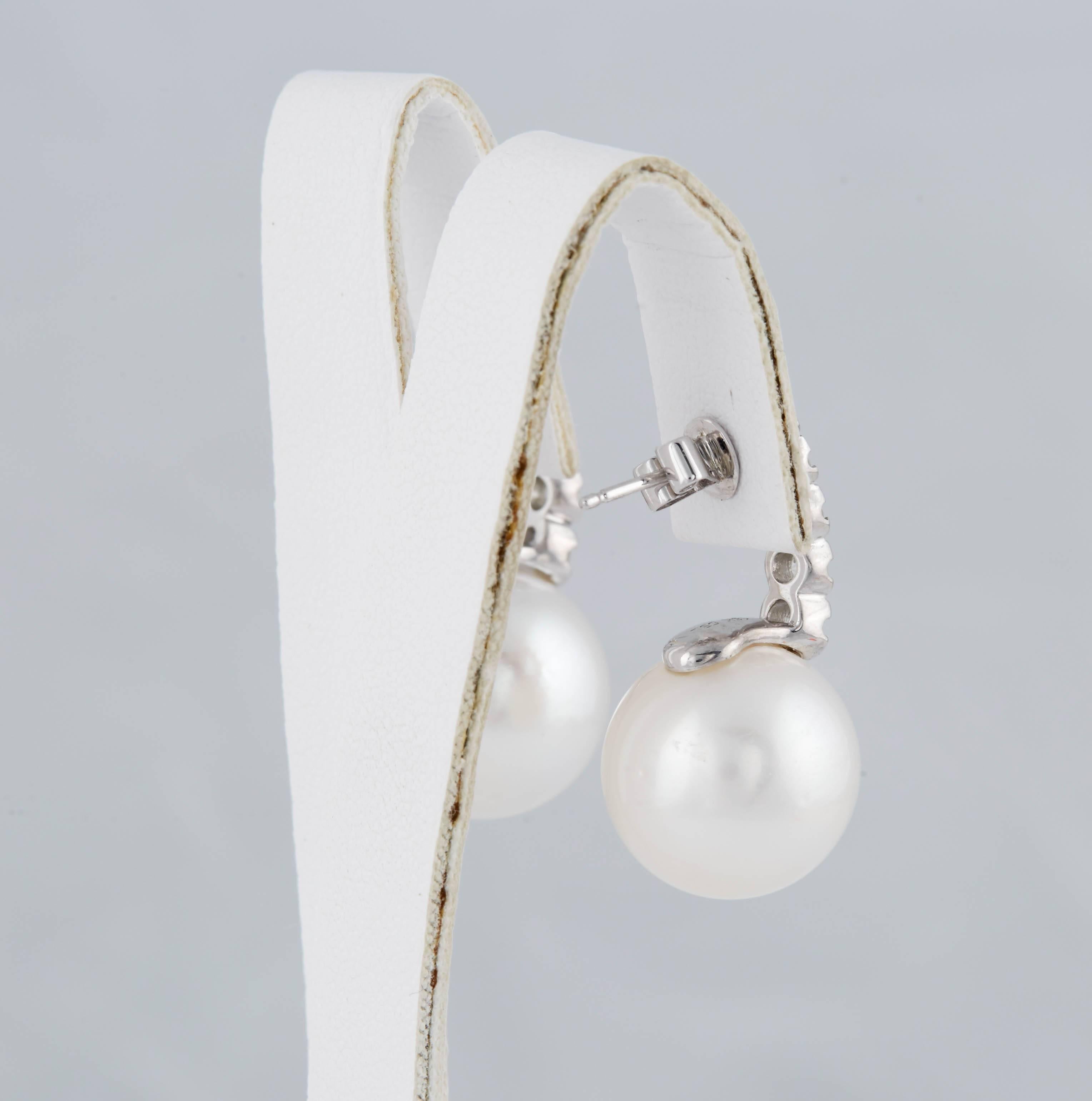 Boucles d'oreilles pendantes en or avec perles des mers du Sud et diamants en vente 3