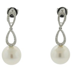 Boucles d'oreilles pendantes en or avec perles des mers du Sud et diamants