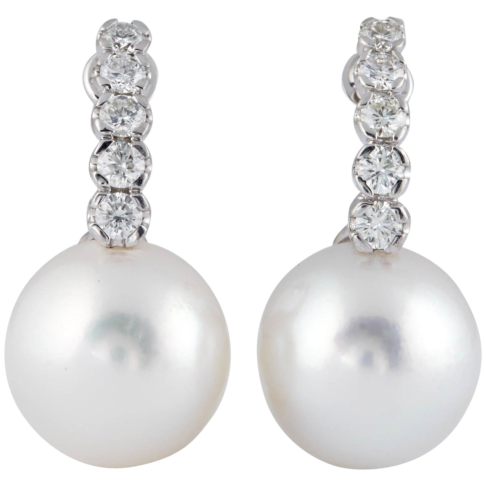 Boucles d'oreilles pendantes en or avec perles des mers du Sud et diamants en vente