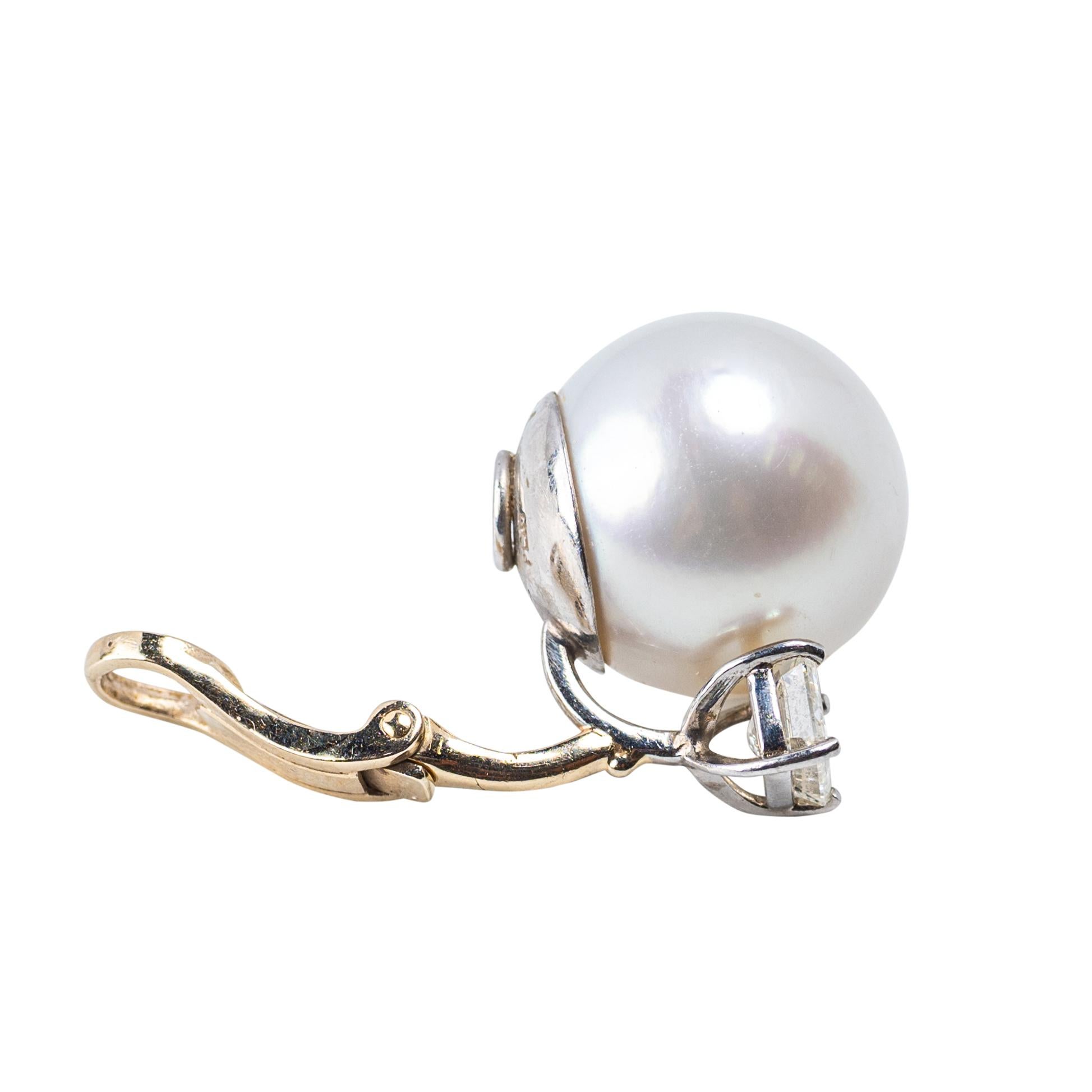 Clips d'oreilles en platine et or blanc 18 carats avec perles des mers du Sud et diamants

Une paire raffinée de clips d'oreilles sertis de deux perles brillantes des mers du Sud, chacune mesurant environ 15,8 mm de diamètre. Les perles présentent