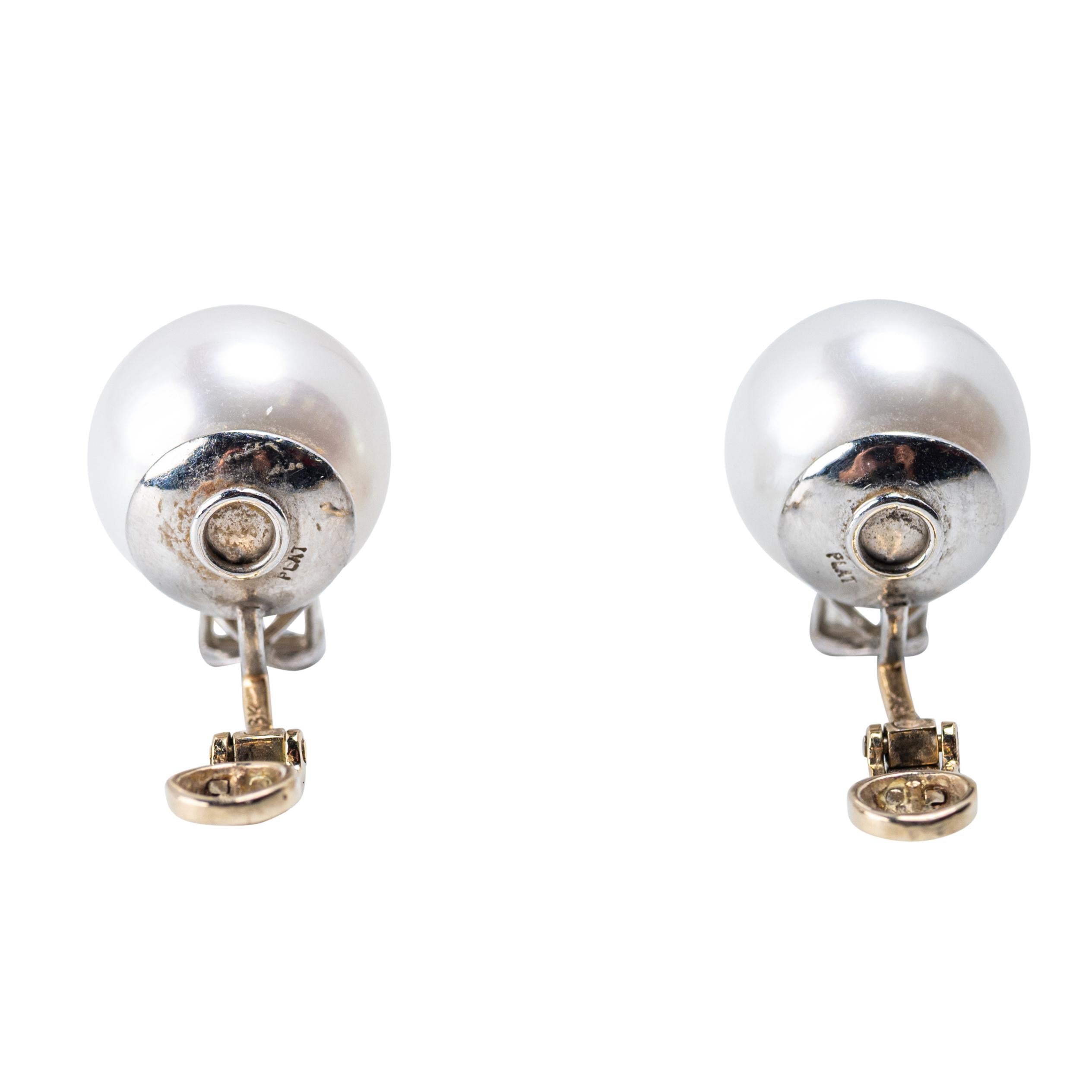 Clips d'oreilles en platine et or blanc 18 carats avec perles des mers du Sud et diamants Bon état - En vente à Palm Beach, FL