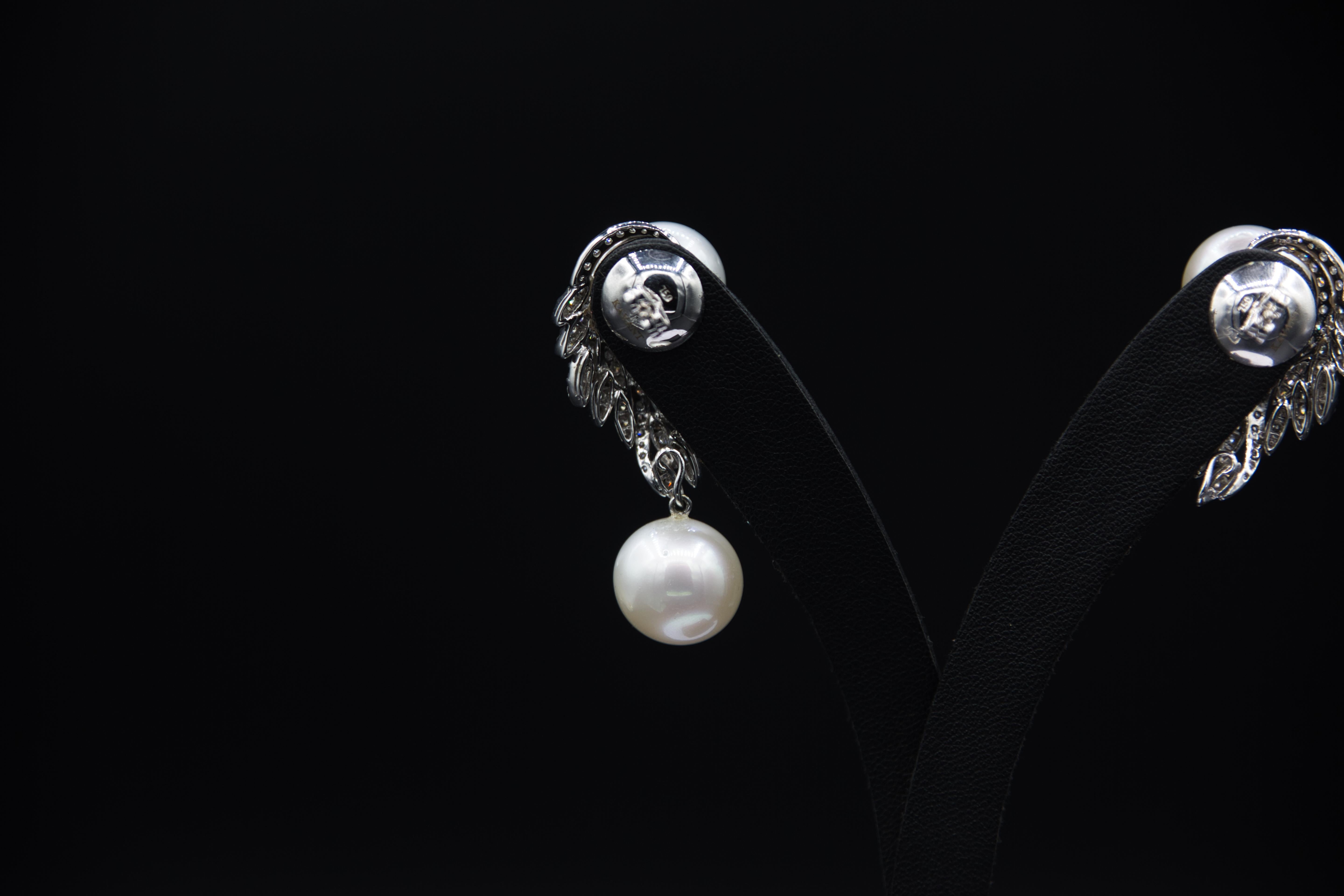 Donna Orecchino con diamante e perla dei mari del sud in vendita