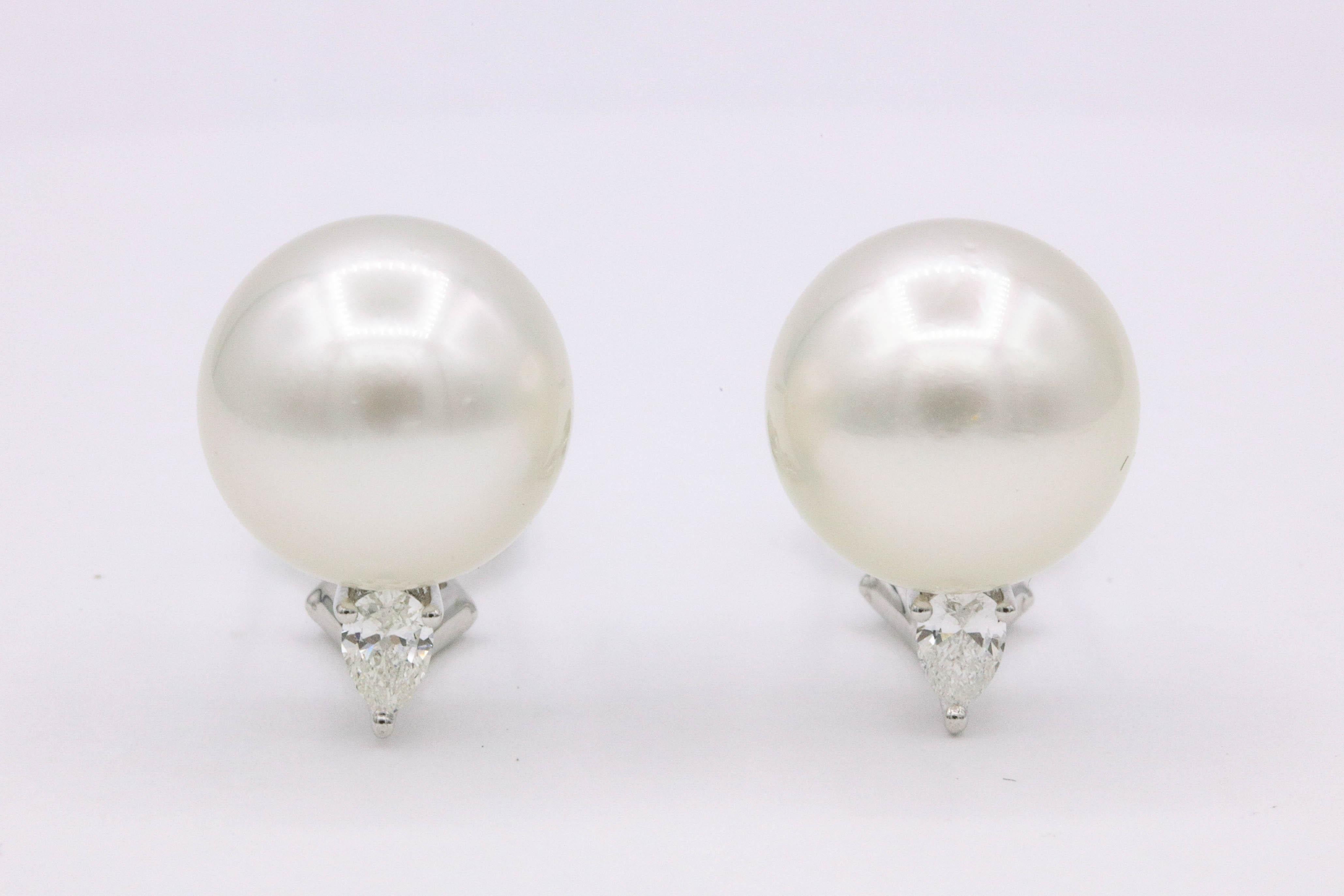 Südseeperlen-Ohrringe mit zwei birnenförmigen Diamanten mit einem Gewicht von 0,38 Karat, aus 18 Karat Weißgold.
Südseeperle: 13-14 mm
Farbe G-H
Klarheit SI