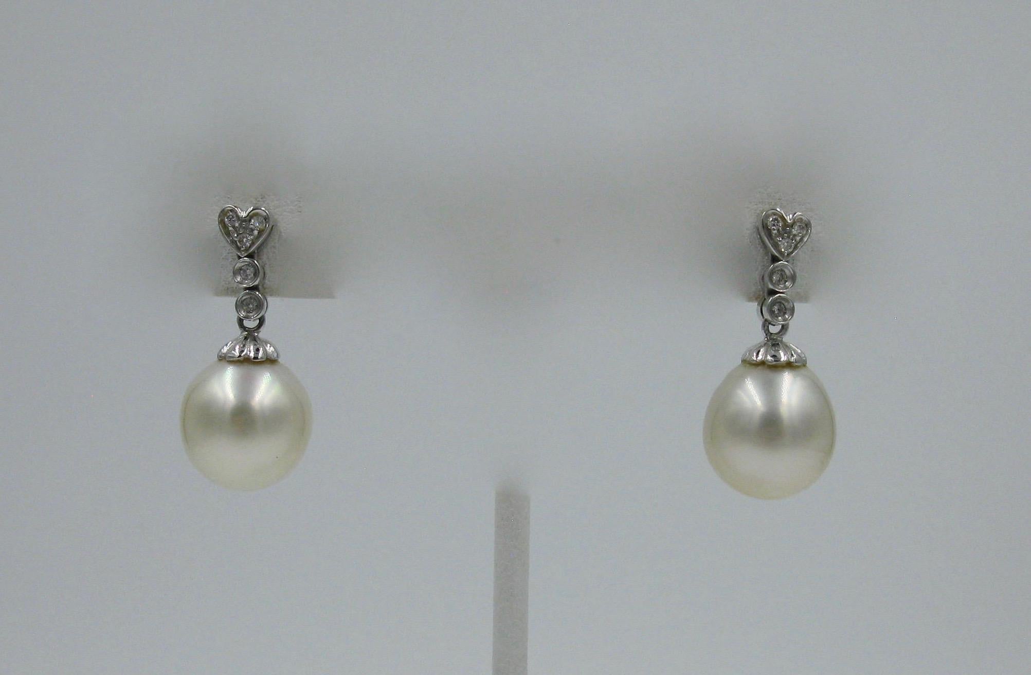 CONCEDITI UNO STRAORDINARIO PAIO DI ORECCHINI PENDENTI CON PERLE DEL MARE DEL SUD E DIAMANTI DA 13 MM IN ORO BIANCO DA 14 CARATI.
Le squisite perle dei Mari del Sud sono di un elegante colore bianco crema e misurano 13 mm e 12,5 mm.  Le perle