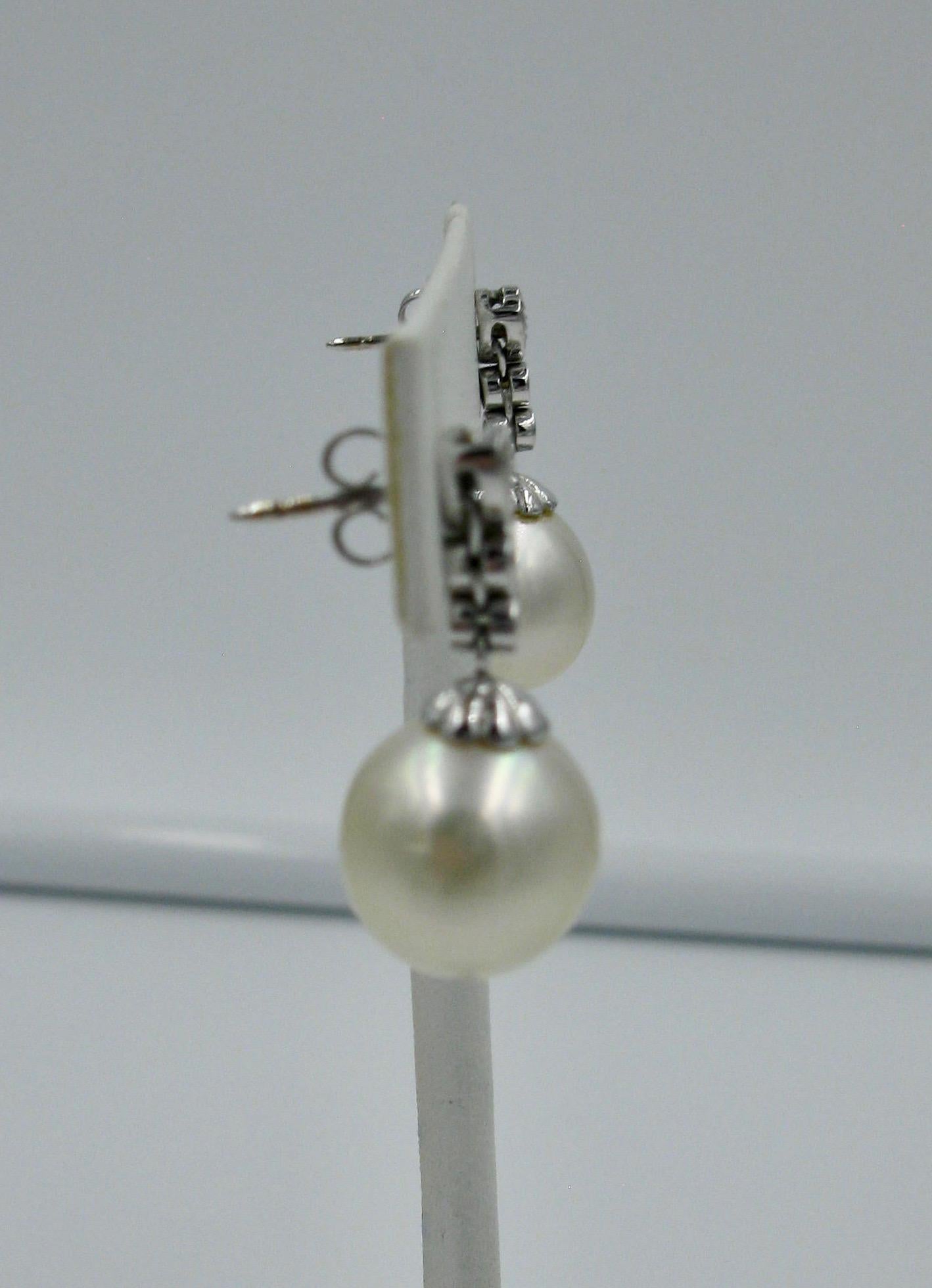 Contemporaneo Orecchini con perle dei mari del sud e diamanti, in oro bianco 14 carati, con pendente a forma di cuore in vendita
