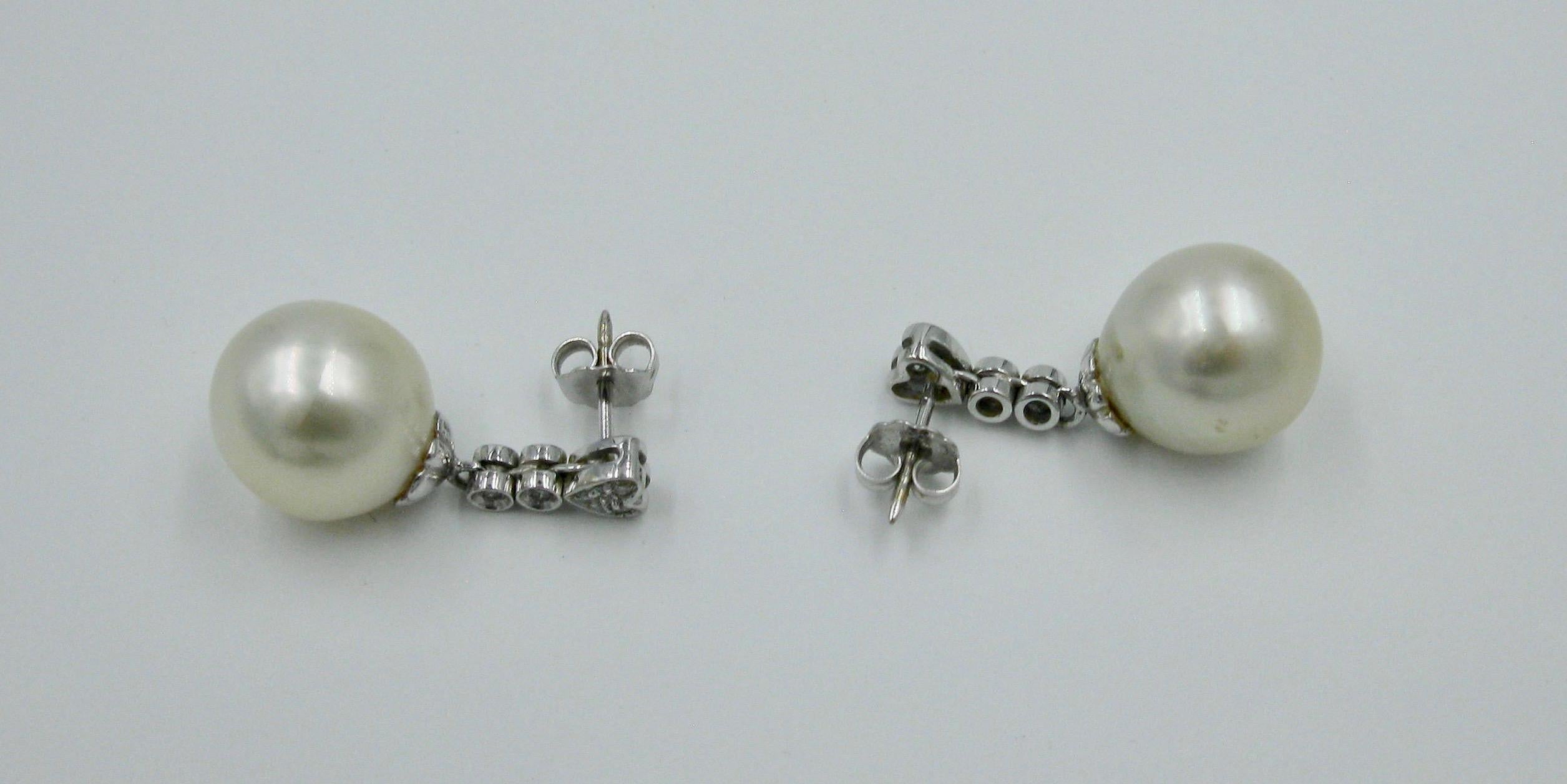 Orecchini con perle dei mari del sud e diamanti, in oro bianco 14 carati, con pendente a forma di cuore In condizioni ottime in vendita a New York, NY