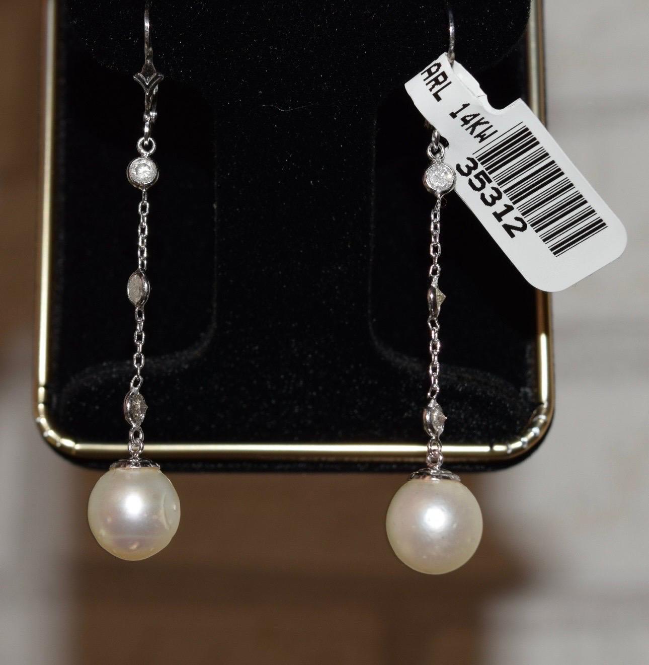 Splendide perle dei mari del sud con diamanti in oro 18KT. Eleganza e bellezza per qualsiasi abito bianco o di classe!
Viene fornito con scatola, certificato di autenticità e una bellissima confezione! Diamanti del peso di 0,60 carati di purezza