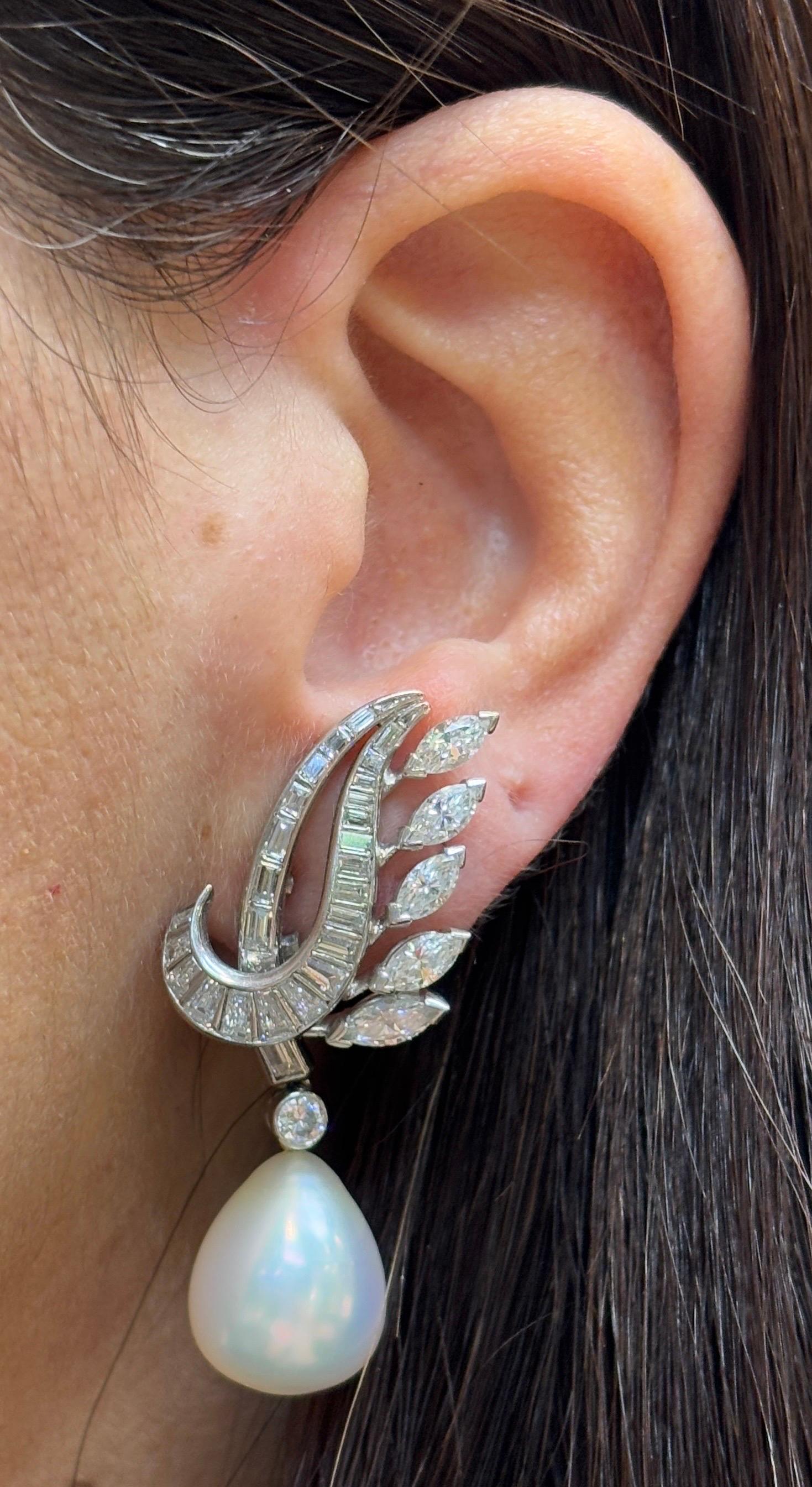 Orecchini con perle dei mari del sud e diamanti

Un paio di orecchini con 10 diamanti taglio marquise, 2 diamanti taglio rotondo e 52 diamanti taglio baguette che sospendono due perle del mare del sud.

Pesi del diamante:
Marquise: circa 1,75 carati