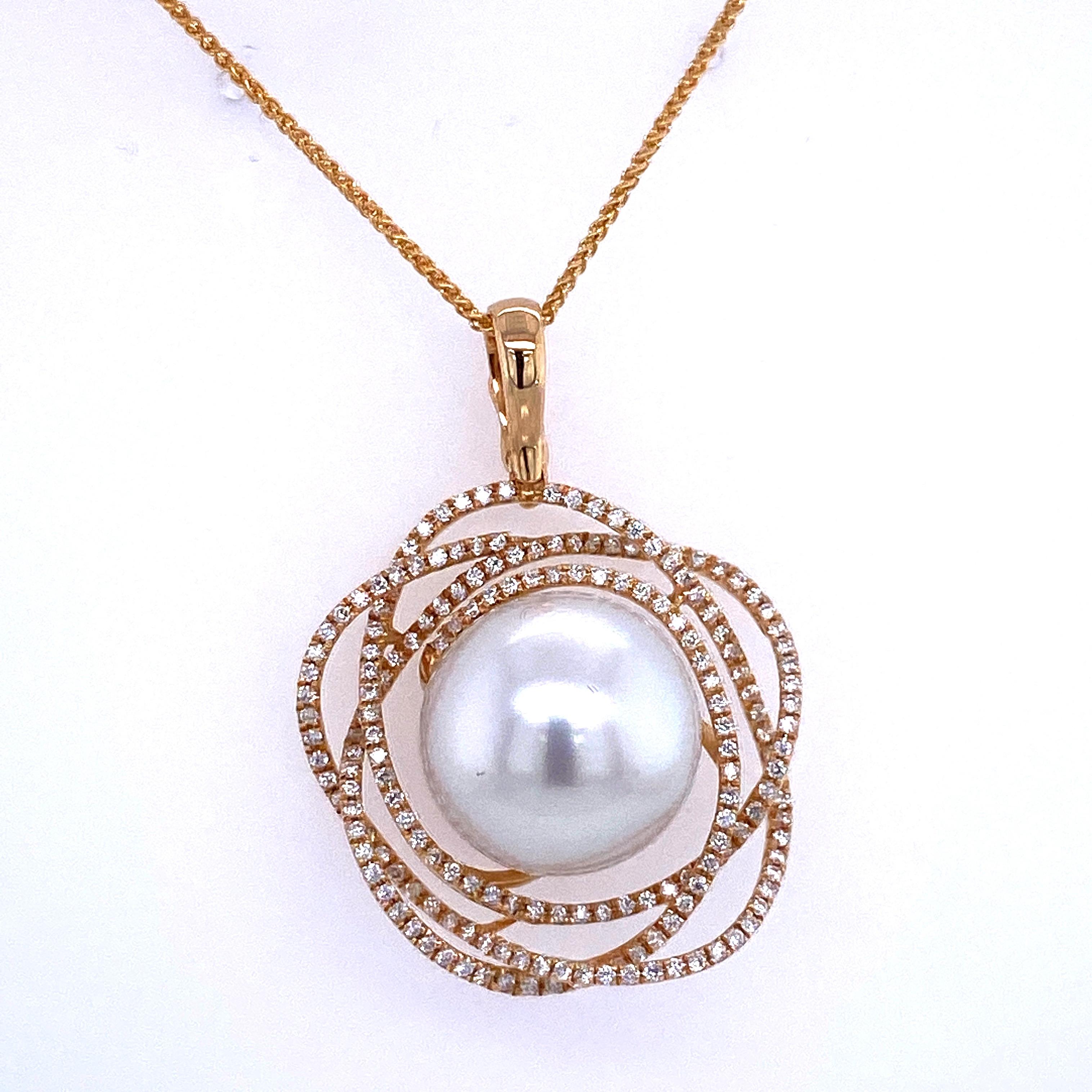 anhänger aus 18 Karat Gelbgold mit einer 13-14 mm großen Südseeperle, flankiert von 186 runden Brillanten mit einem Gewicht von 0,68 Karat.
Farbe G-H
Klarheit SI

Die Perle kann auf Wunsch in eine rosa, weiße oder Tahiti-Perle geändert werden.