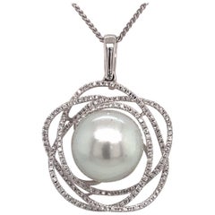 Pendentif floral en or blanc 18 carats avec perles des mers du Sud et diamants de 0,68 carat