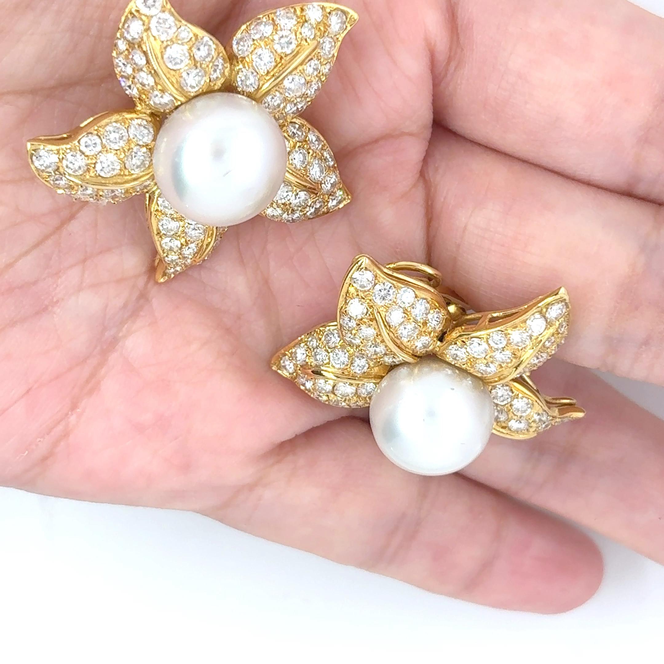 Fermagli per orecchie a fiore con diamanti e perle dei mari del sud in vendita 4