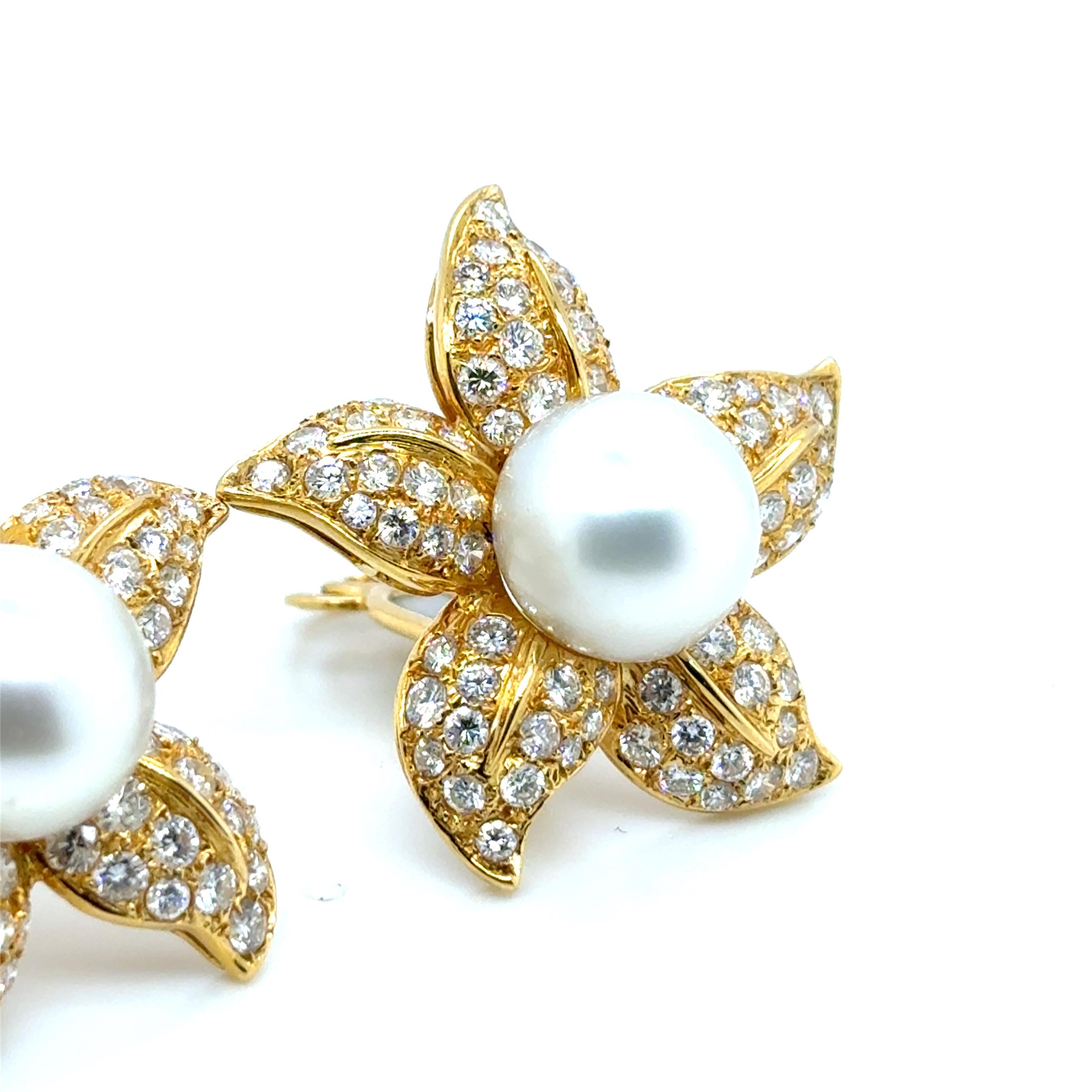 Contemporaneo Fermagli per orecchie a fiore con diamanti e perle dei mari del sud in vendita