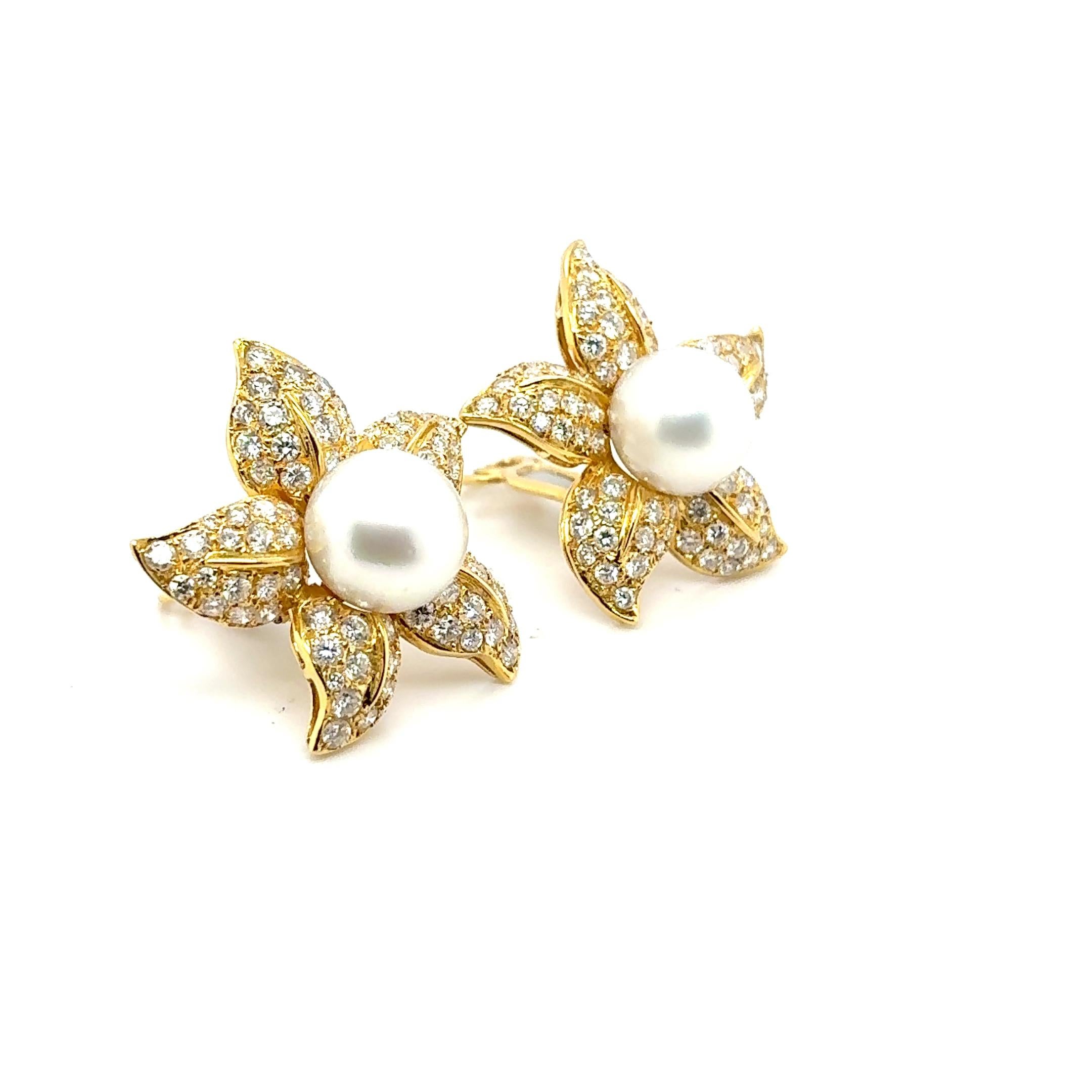 Grezzo Fermagli per orecchie a fiore con diamanti e perle dei mari del sud in vendita