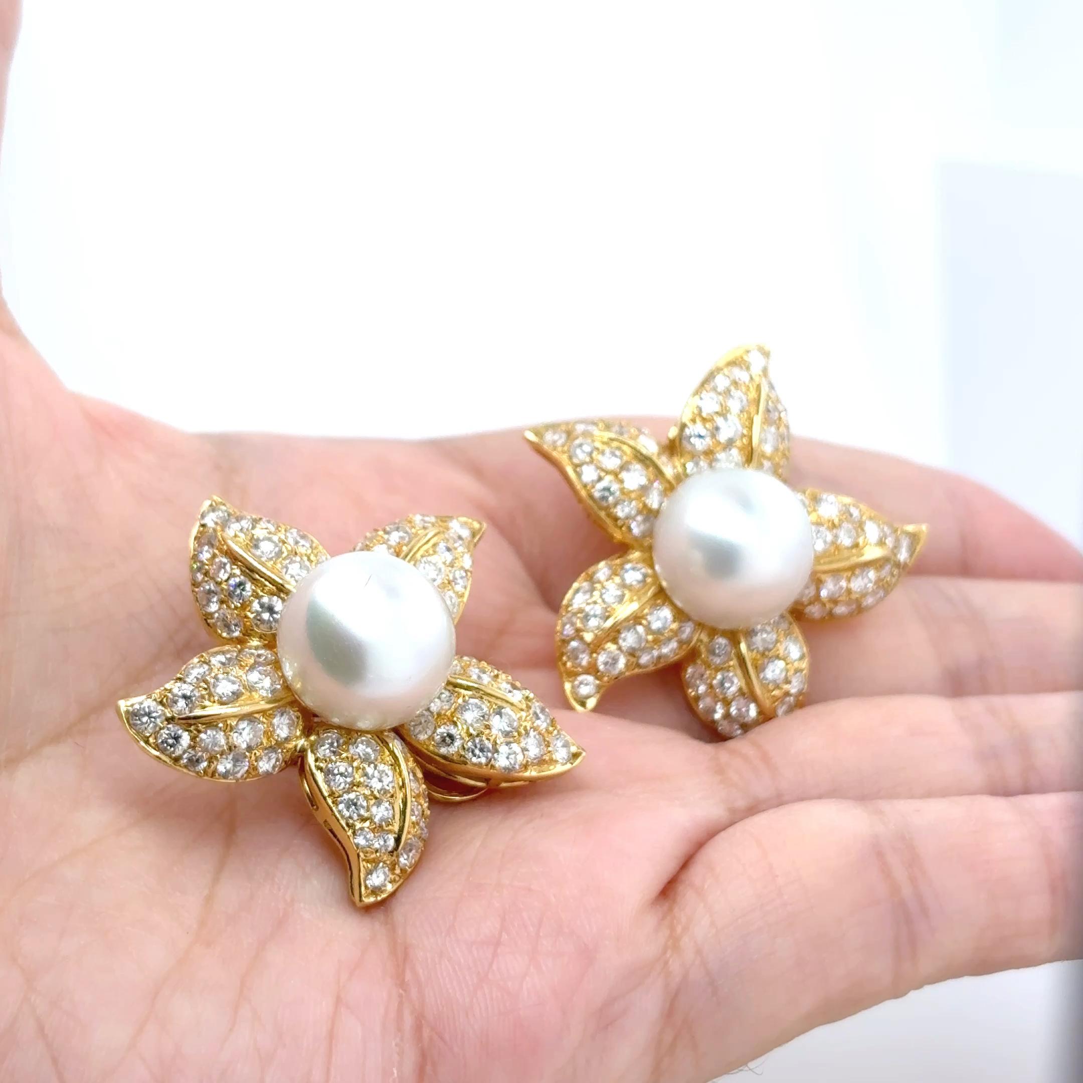 Fermagli per orecchie a fiore con diamanti e perle dei mari del sud in vendita 1