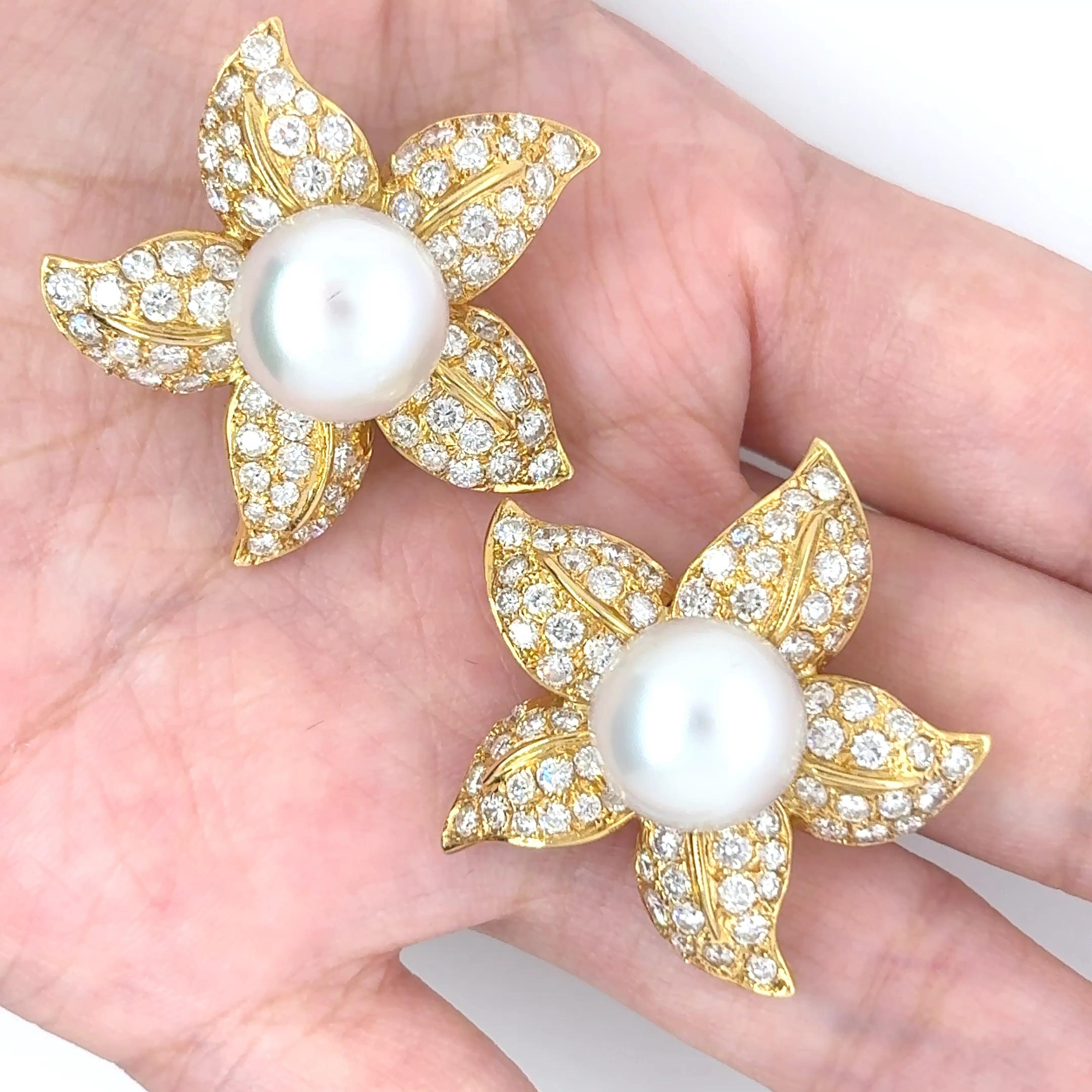 Fermagli per orecchie a fiore con diamanti e perle dei mari del sud in vendita 2