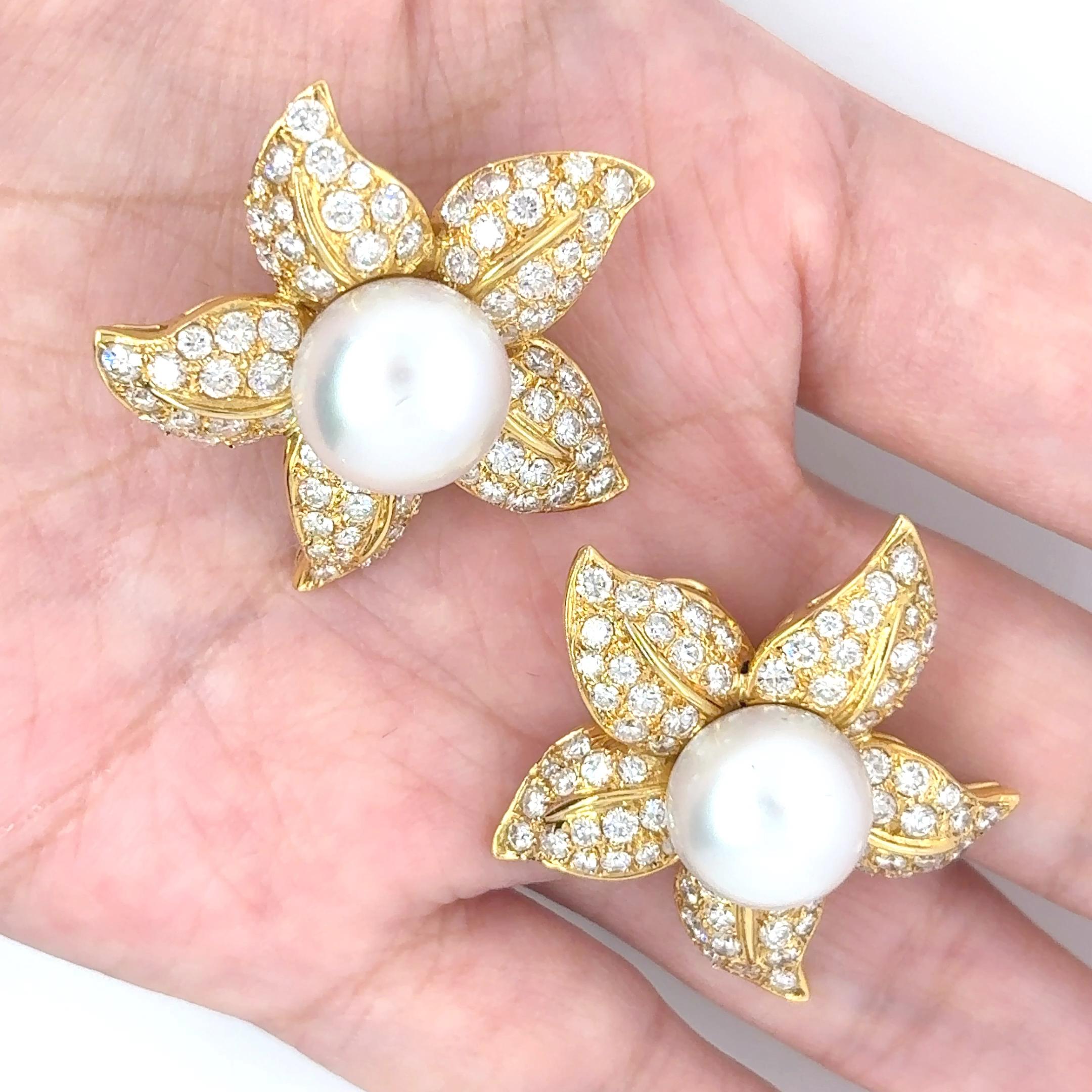 Fermagli per orecchie a fiore con diamanti e perle dei mari del sud in vendita 3