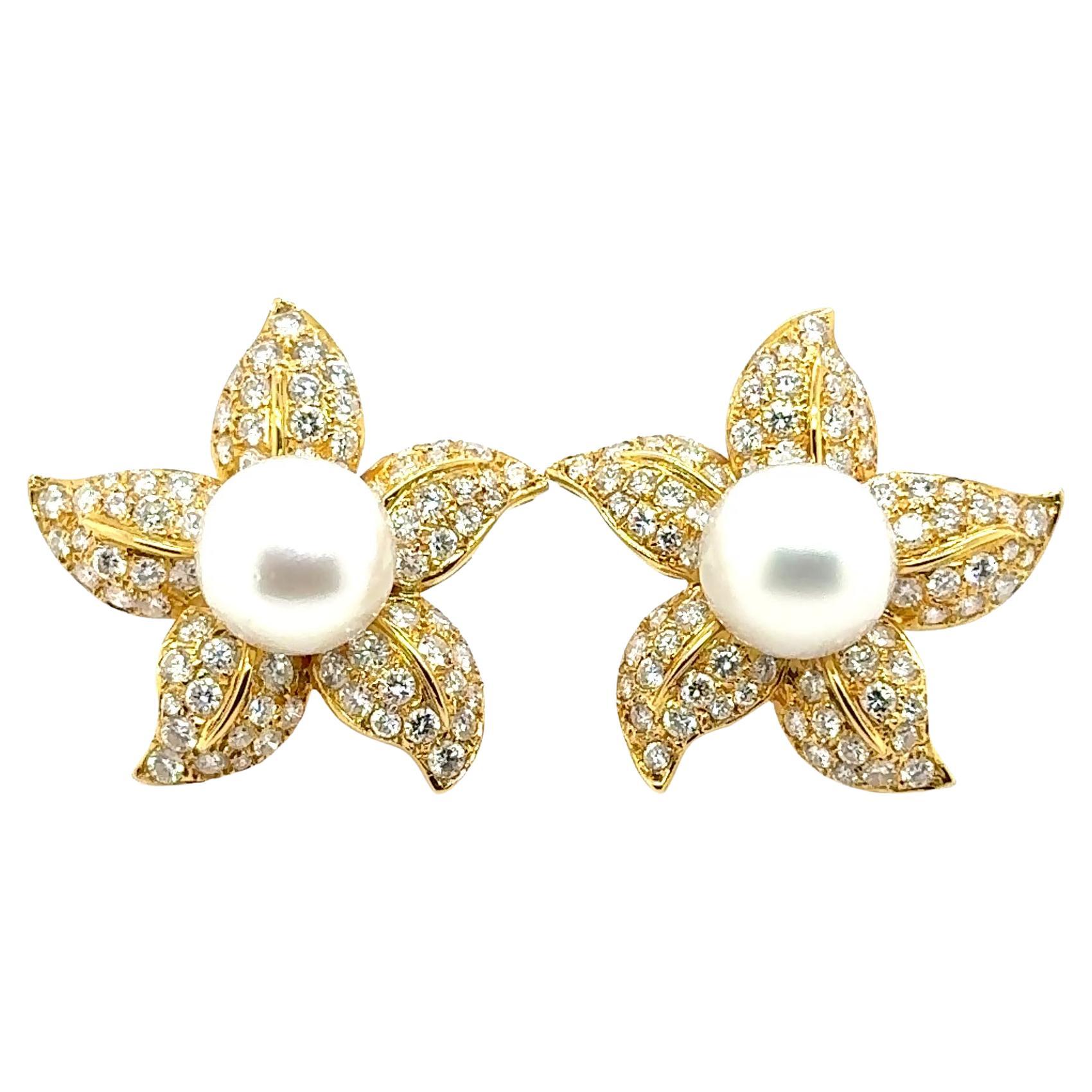 Fermagli per orecchie a fiore con diamanti e perle dei mari del sud in vendita
