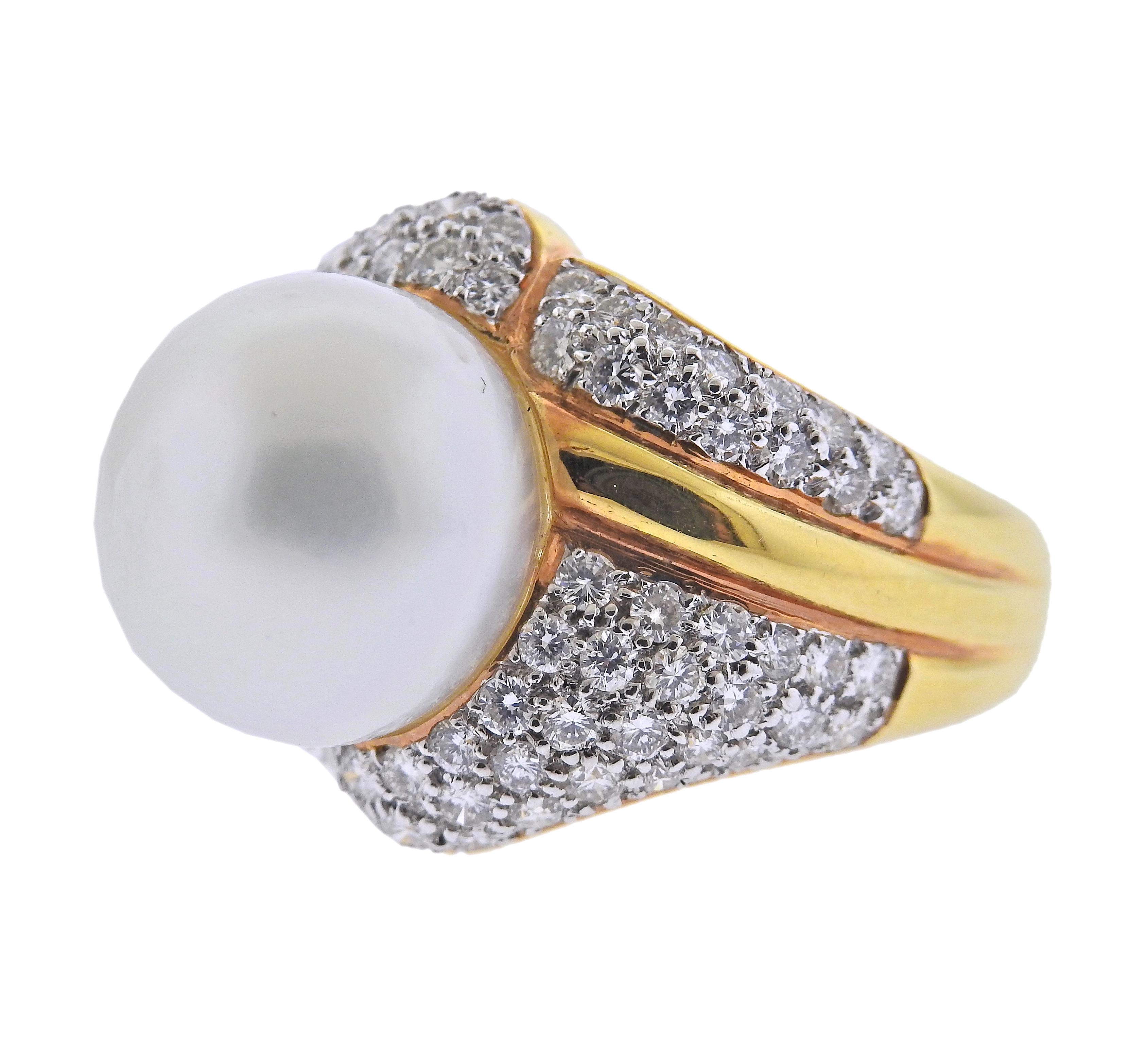 Anello cocktail in oro giallo 18 carati con perla centrale dei Mari del Sud di 13,9 mm, circondata da circa 1,80 carati di diamanti. Misura dell'anello - 7, parte superiore dell'anello - 20 mm di larghezza. Marcato: MXM 750. Peso - 13,9 grammi. 