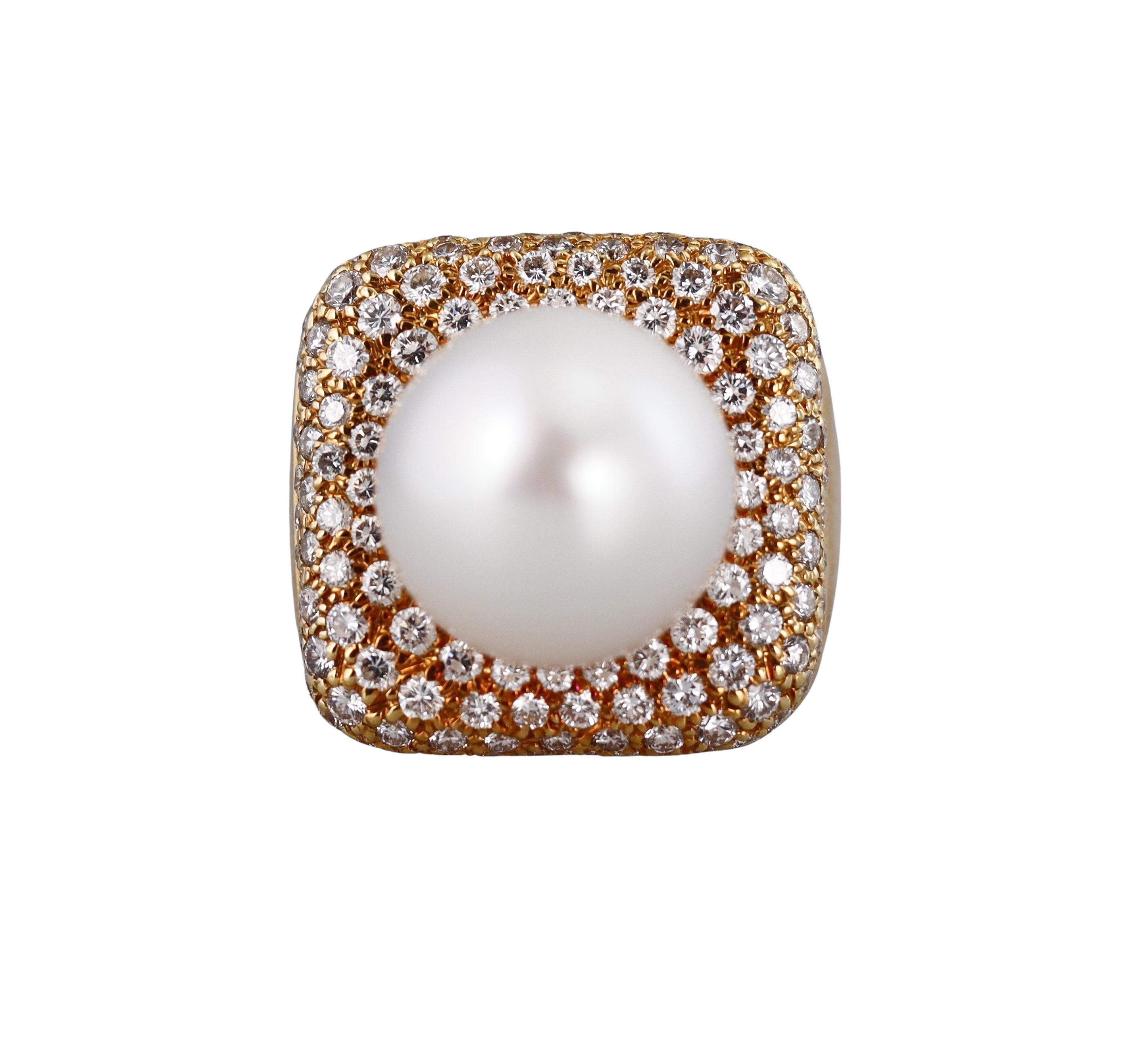 Impressive 18k yellow gold ring, with center 13mm South Sea pearl, surrounded with approx. 0.90ctw H/VS diamonds.
Ring size 6.25, top is 18mm x 18mm.
Marked 25462, W mark, 18k.
Weight - 18 grams. 