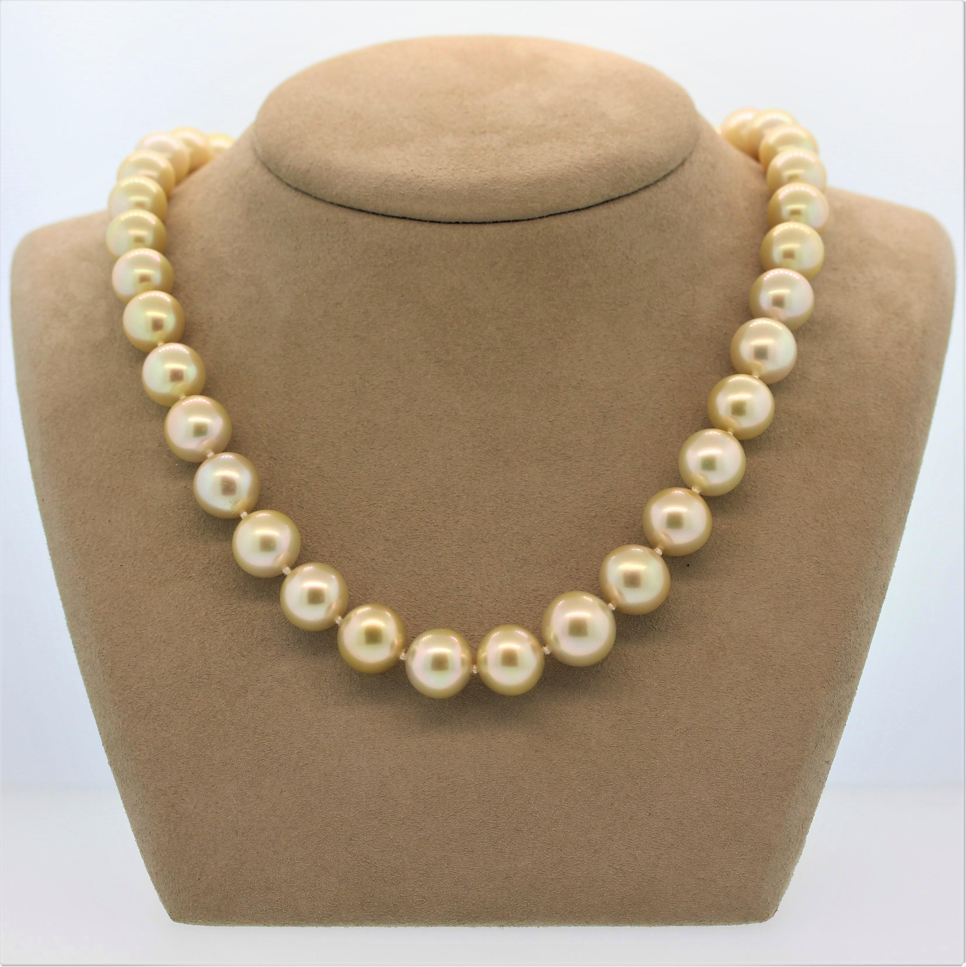 South Sea Pearl Diamond Gold Necklace In New Condition In Beverly Hills, CA