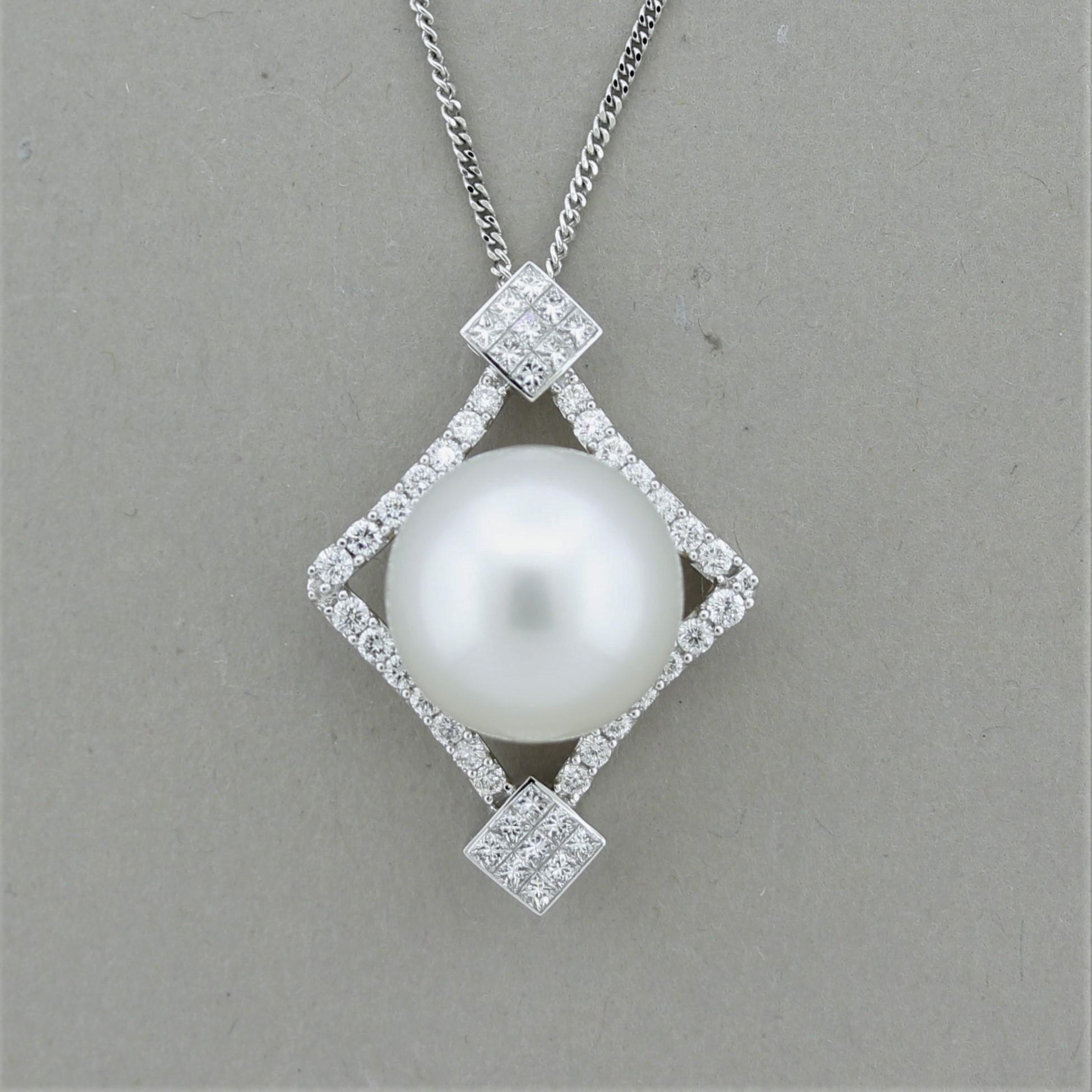 Un joli pendentif avec une perle des mers du Sud de qualité supérieure mesurant 13,5 mm. Il est d'un blanc éclatant, d'un lustre excellent et exempt de tout défaut majeur. Elle est rehaussée de 0,74 carats de diamants ronds de taille brillant sertis