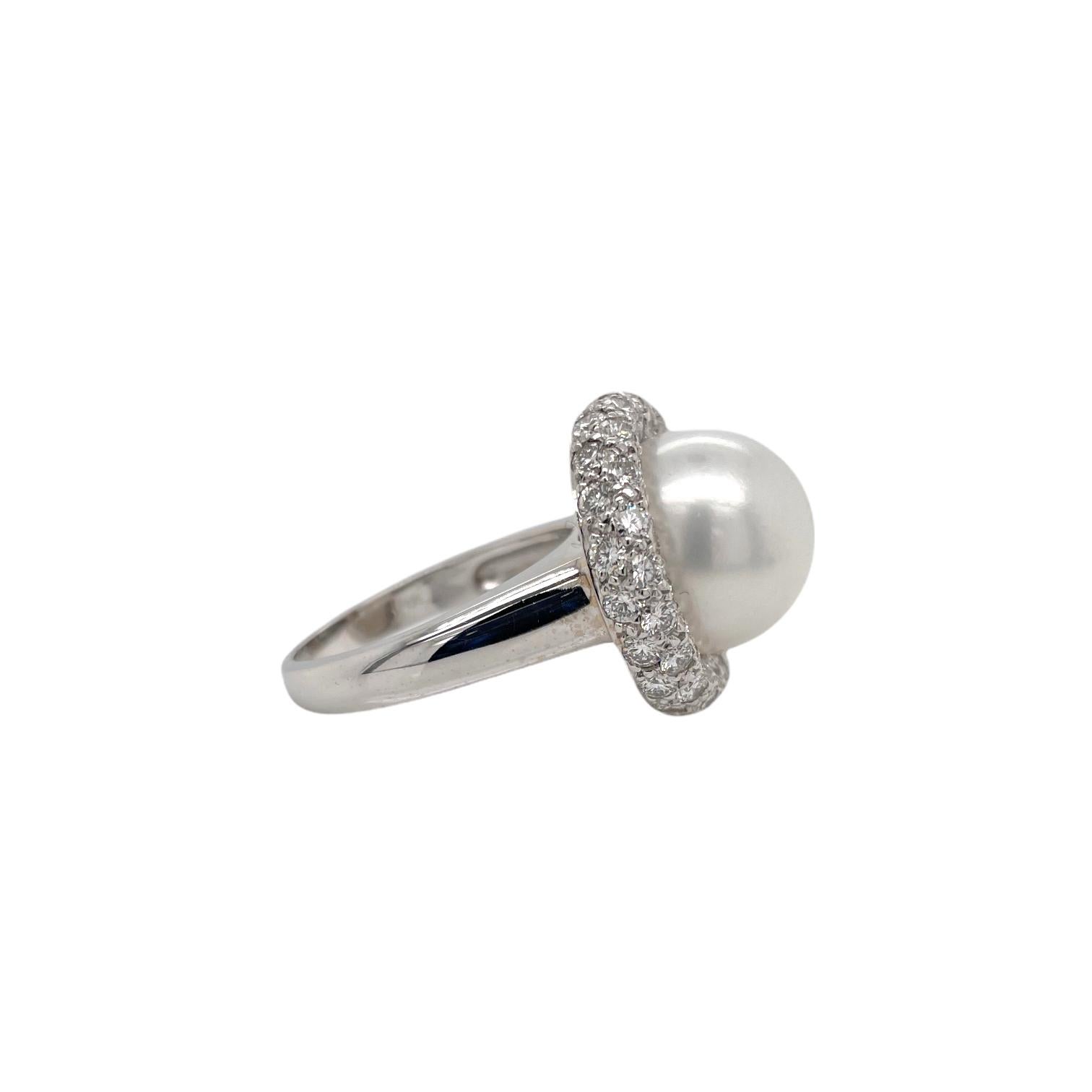 Romantico Anello con perle dei mari del sud e diamanti a raggiera in oro bianco 18 carati in vendita