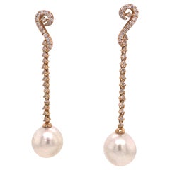 Longues boucles d'oreilles pendantes en or blanc 18 carats avec perles des mers du Sud et diamants de 0,52 carat